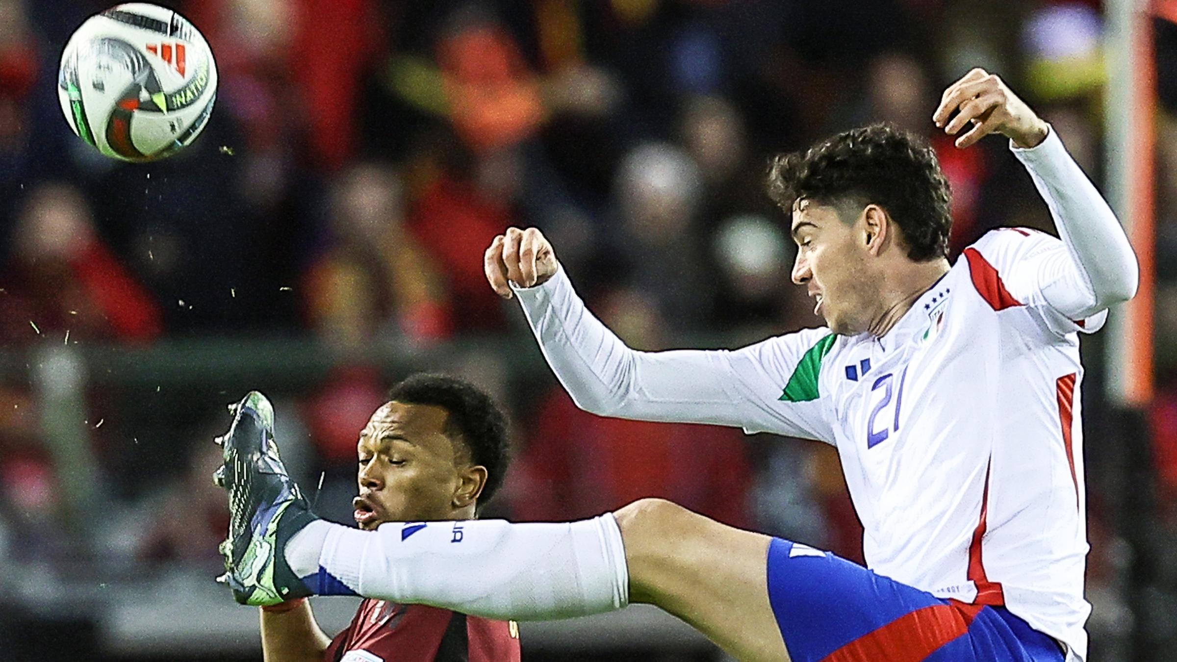 Belgiens Lois Openda und Italiens Alessandro Bastoni kämpfen um den Ball beim Gruppenspiel der Nations League.