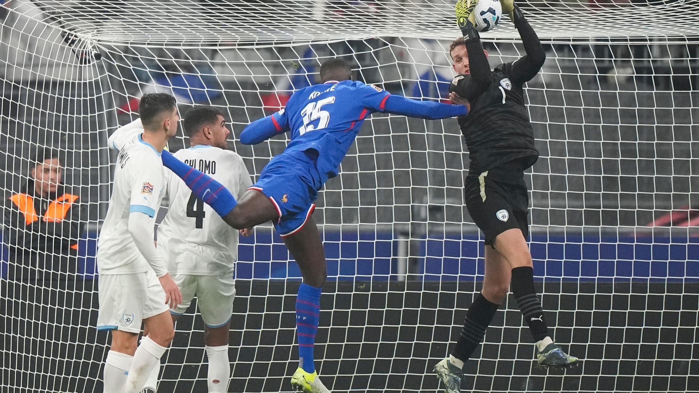 Israels Torhüter Daniel Peretz fängt ein Flanke der Franzosen im Nation-League-Spiel