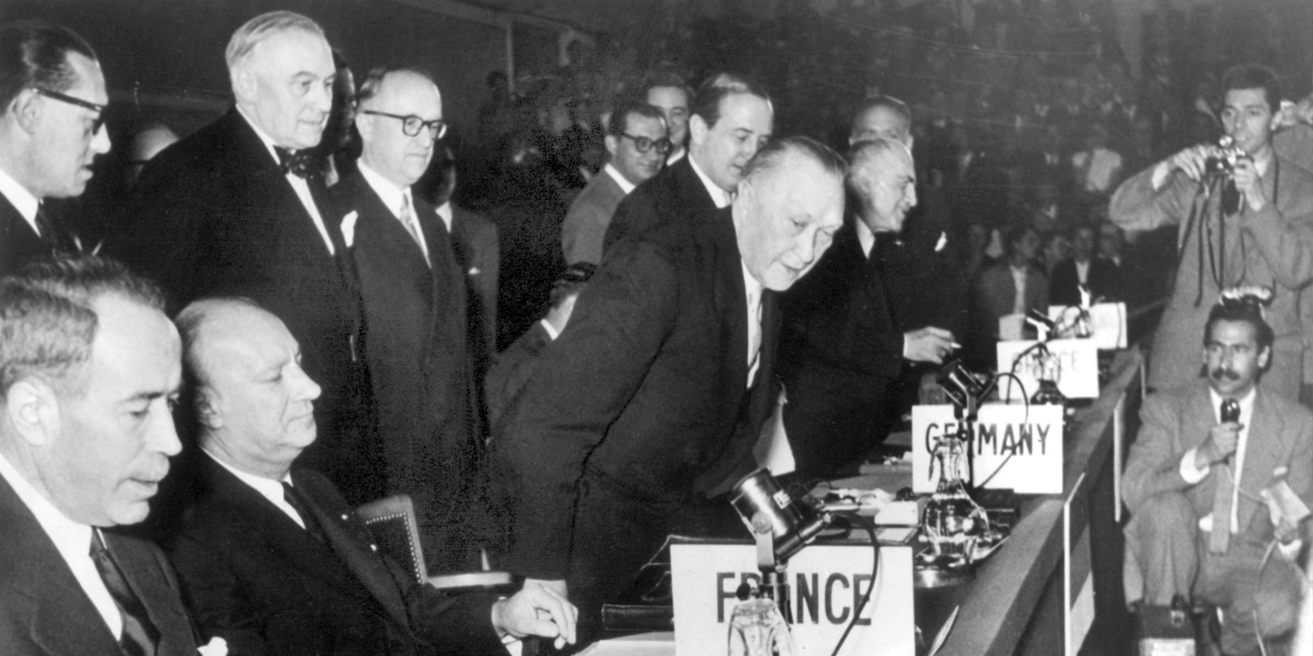 Bundeskanzler Konrad Adenauer nimmt seinen Platz im Atlantikrat ein
