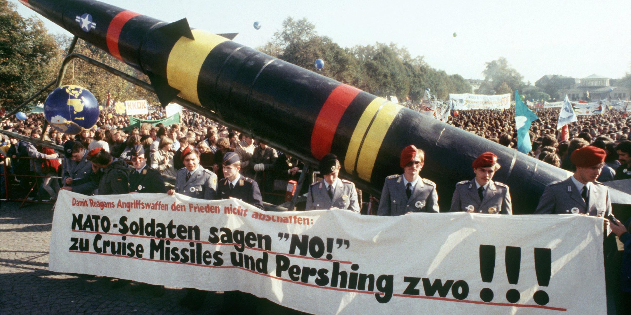 Bundeswehrsoldaten demonstrieren in Bonn 1983 gegen die Nachruestung