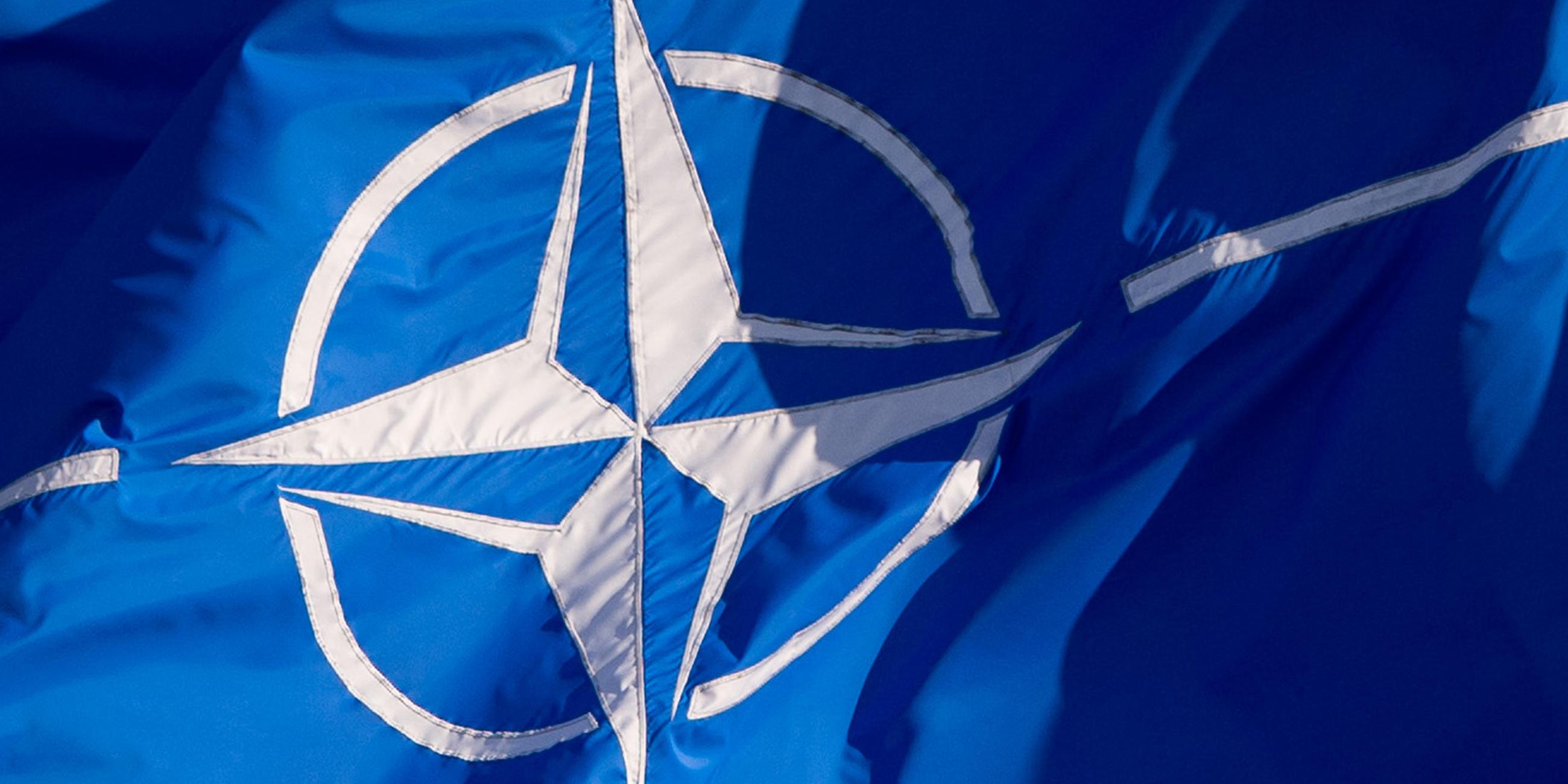 Archiv: Eine Flagge der Nato weht beim NATO-Außenministertreffen.