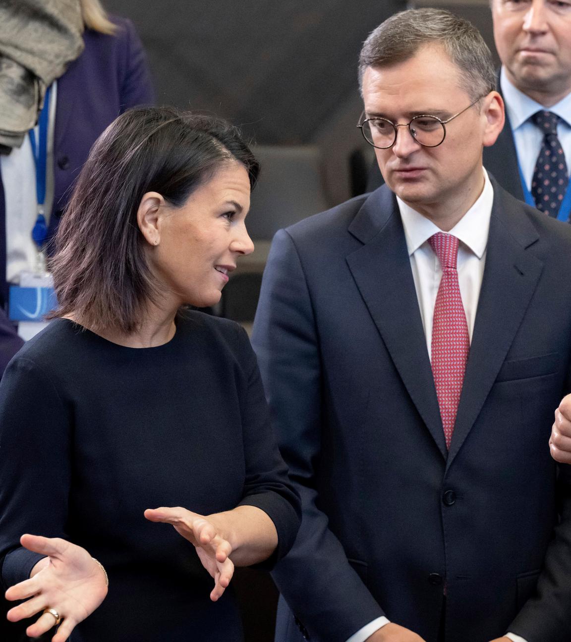 Belgien, Brüssel: Annalena Baerbock (Bündnis 90/Die Grünen, l), Außenministerin von Deutschland, unterhält sich mit Dmytro Kuleba (M), Außenminister der Ukraine, und Jens Stoltenberg, Generalsekretär der NATO, während einer Sitzung des NATO-Ukraine-Rates im Rahmen der NATO-Außenministertagung