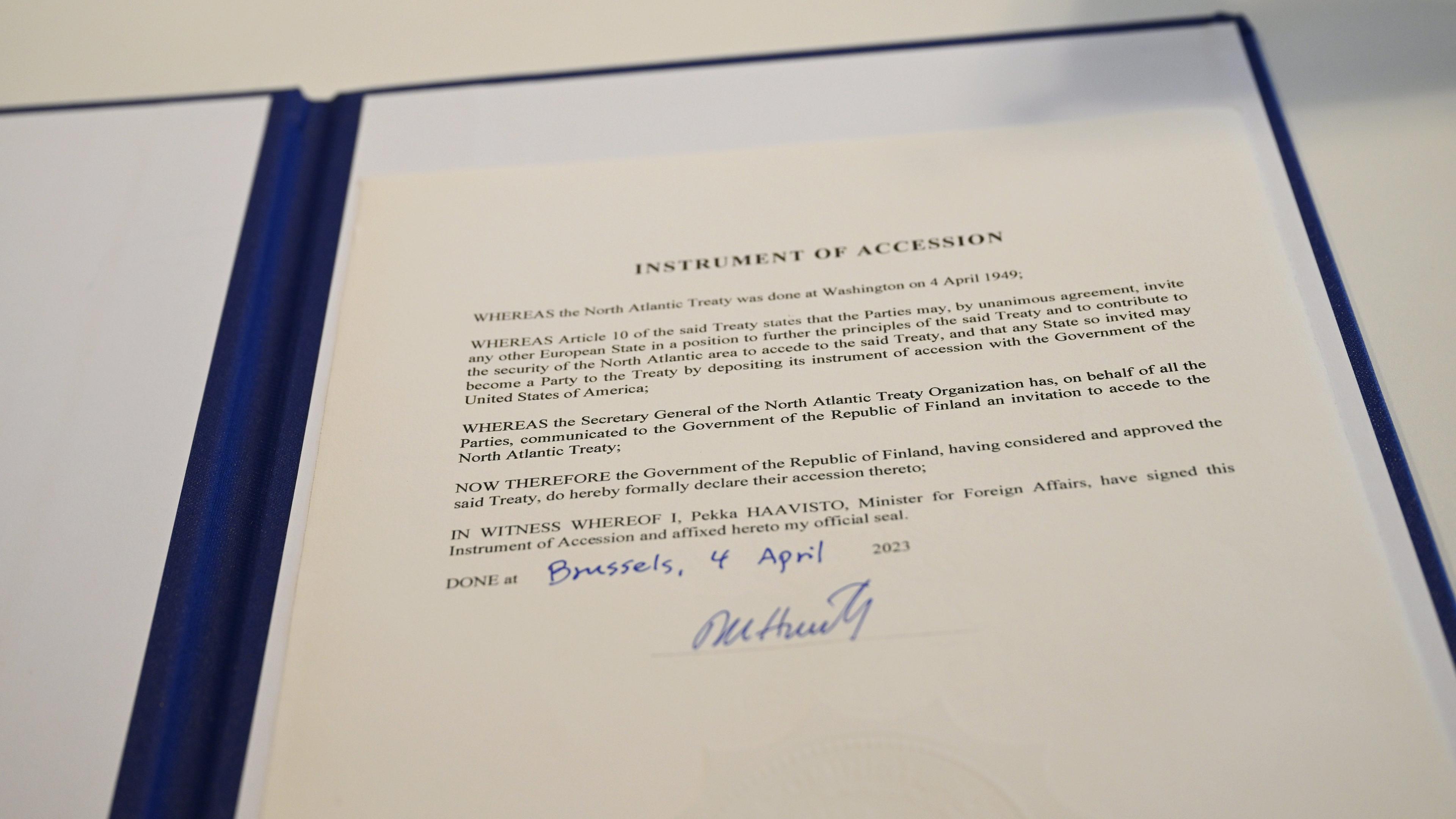 Belgien, Brüssel: Die Unterschrift des finnischen Außenministers Haavisto ist auf der Beitrittsurkunde zu lesen.