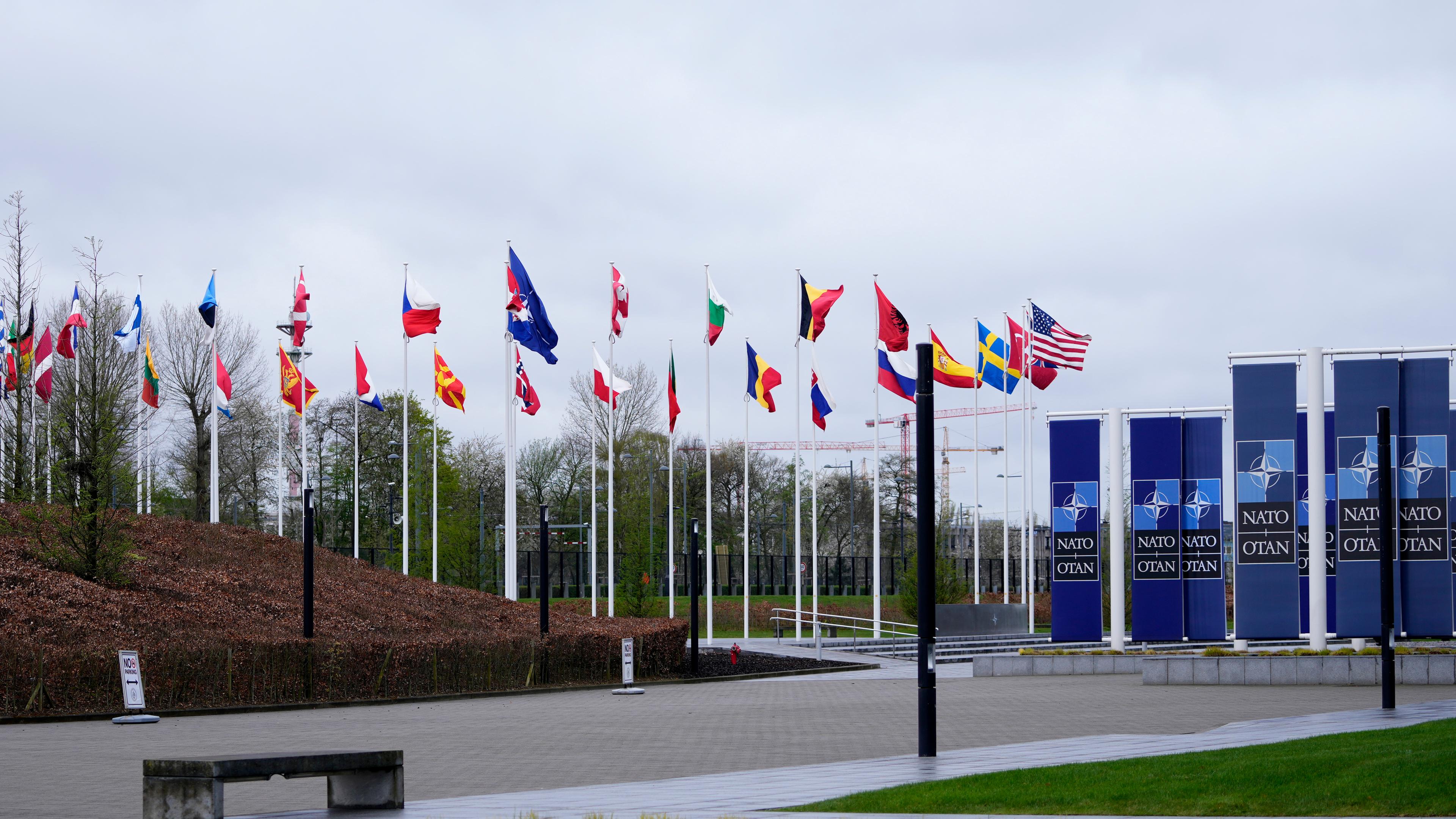 Belgien, Brüssel: Die Flaggen der Nato-Mitgliedsstaaten flattern im Wind vor dem Nato-Hauptquartier. 