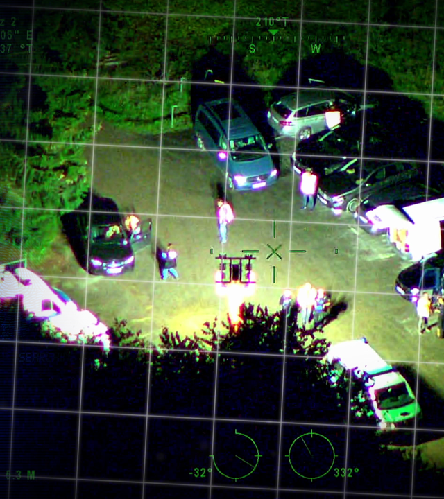 Luftaufname aus einem Hubschrauber zeigt einen Bunkereingang im Wald. Das Bild wurde technisch bearbeitet.Links daneben: Lichtschematische Darstellung eines Fingerabdrucks.