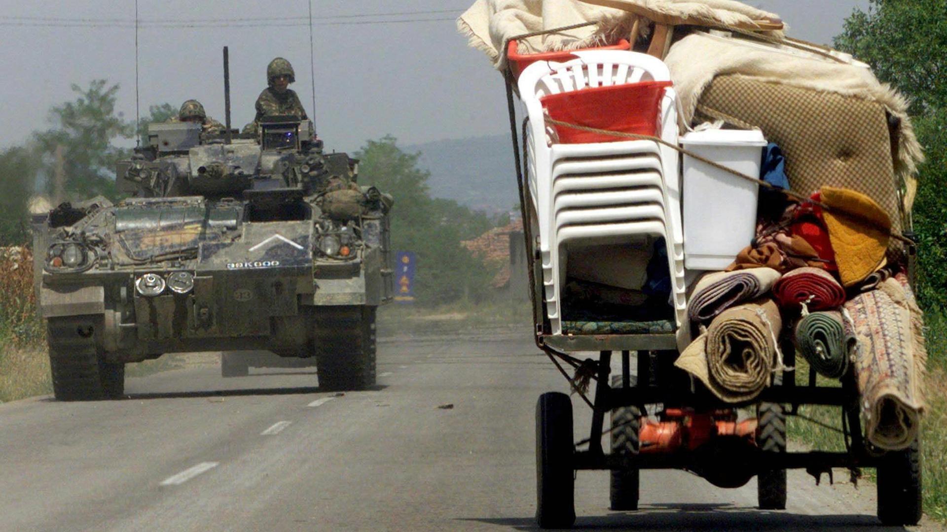 Flüchtender Serbe und NATO-Panzer 