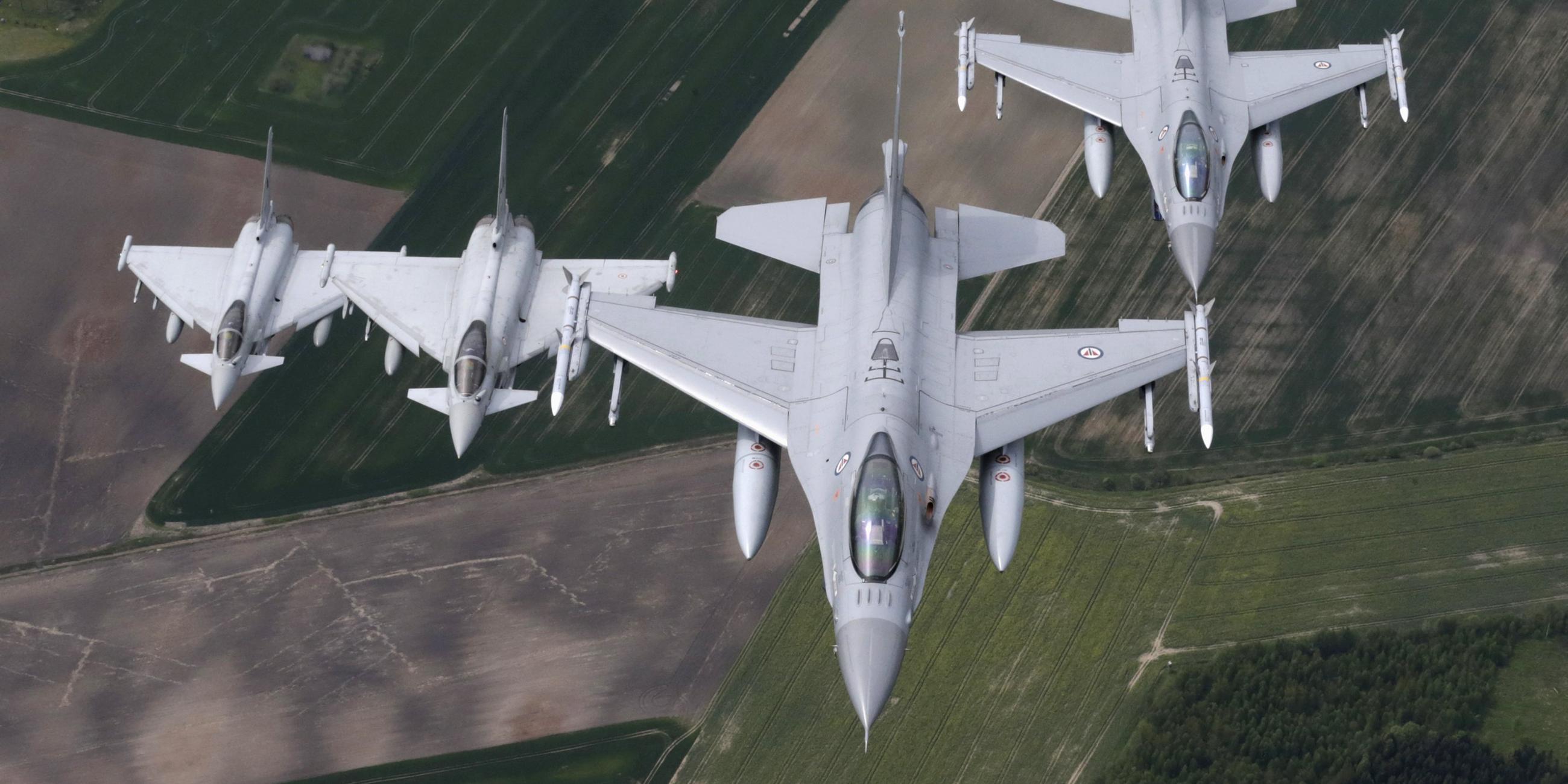 Norwegische F-16 Kampfjets und italienische Eurofighter