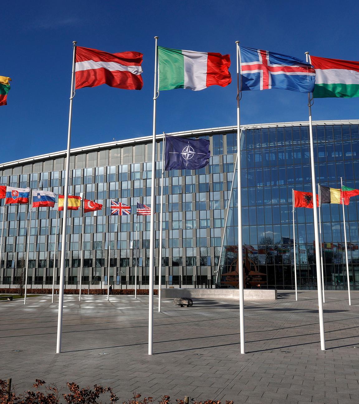 Nato-Flaggen vor dem Hauptquartier in Brüssel (Archiv)