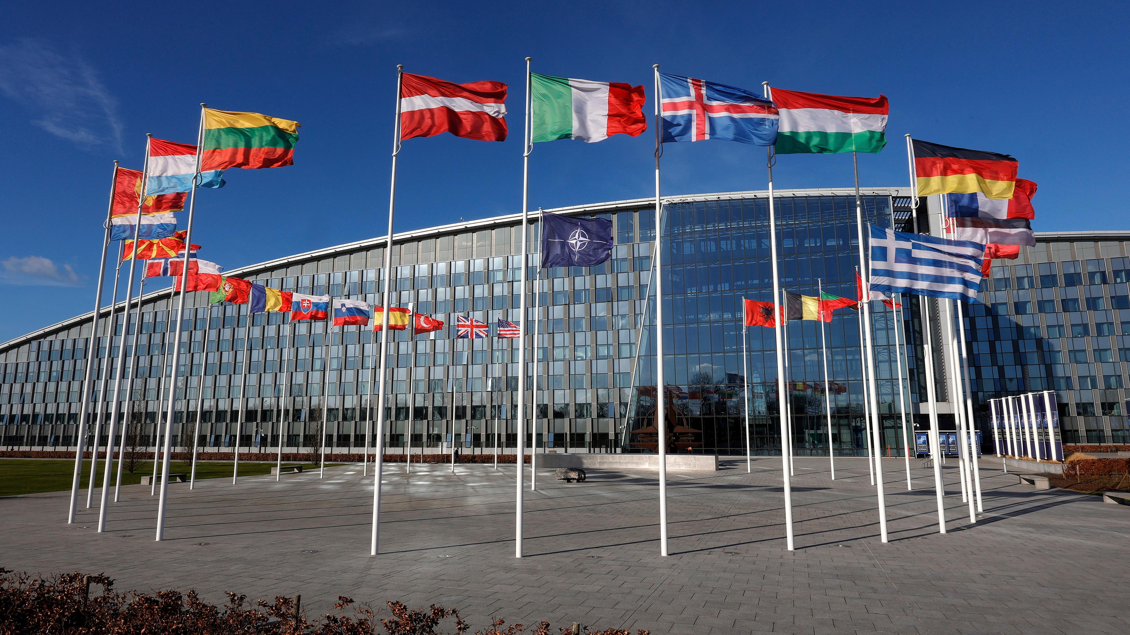 Nato-Flaggen vor dem Hauptquartier in Brüssel (Archiv)