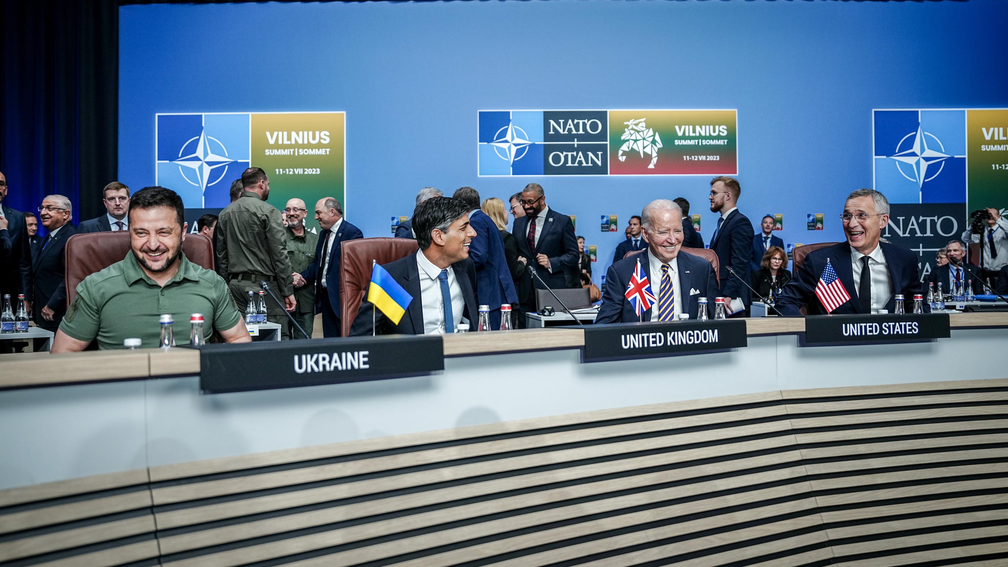 Wolodymyr Selenskyj (l-r), Präsident der Ukraine, Rishi Sunak, Premierminister von Großbritannien, US-Präsident Joe Biden, und Jens Stoltenberg, Nato-Generalsekretär, nehmen am Nato-Ukraine-Treffen beim Nato-Gipfels teil.