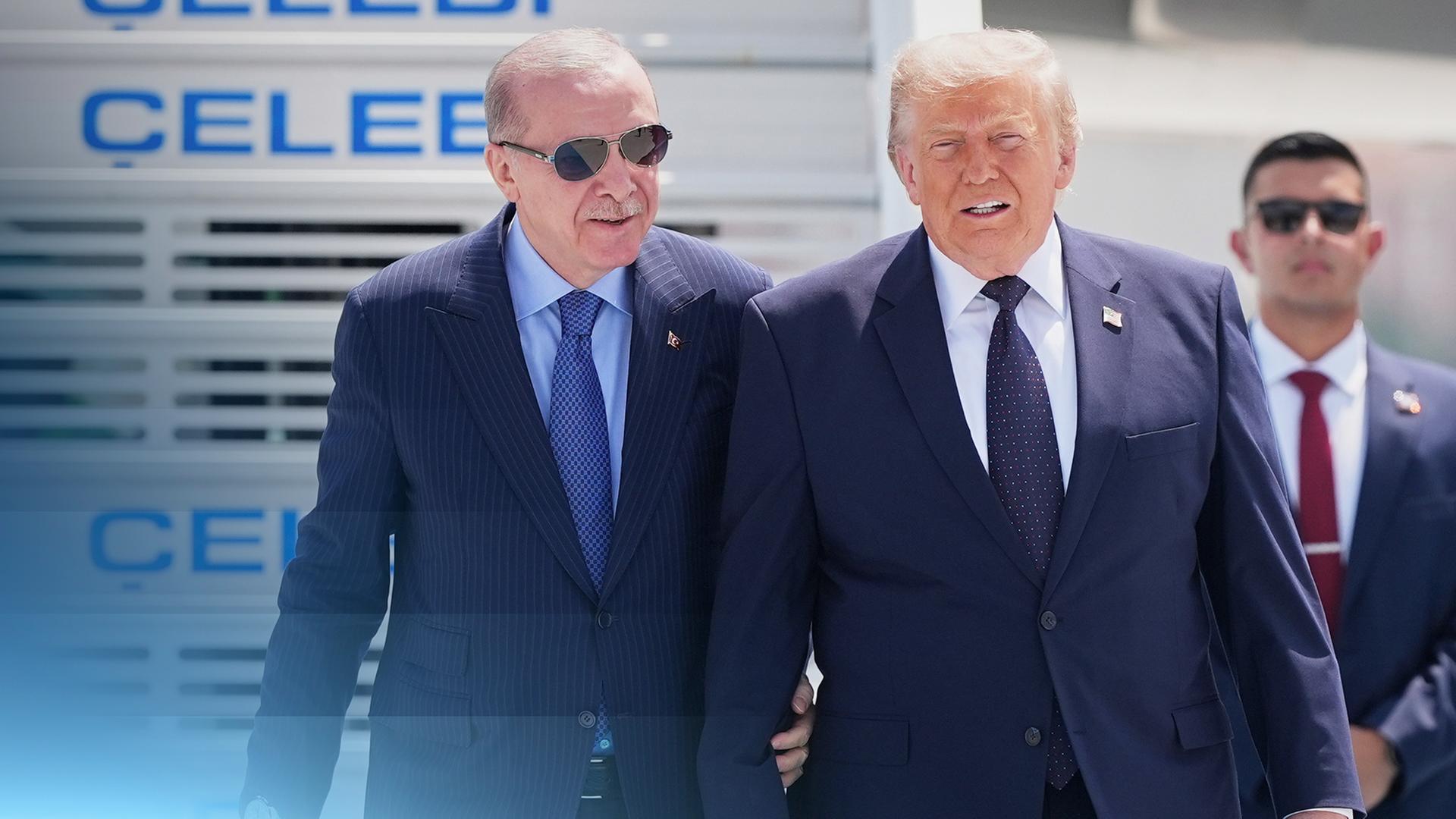 US-Präsident Trump bei der Ankunft in Ankara. Neben ihm der türkische Präsident Erdogan.