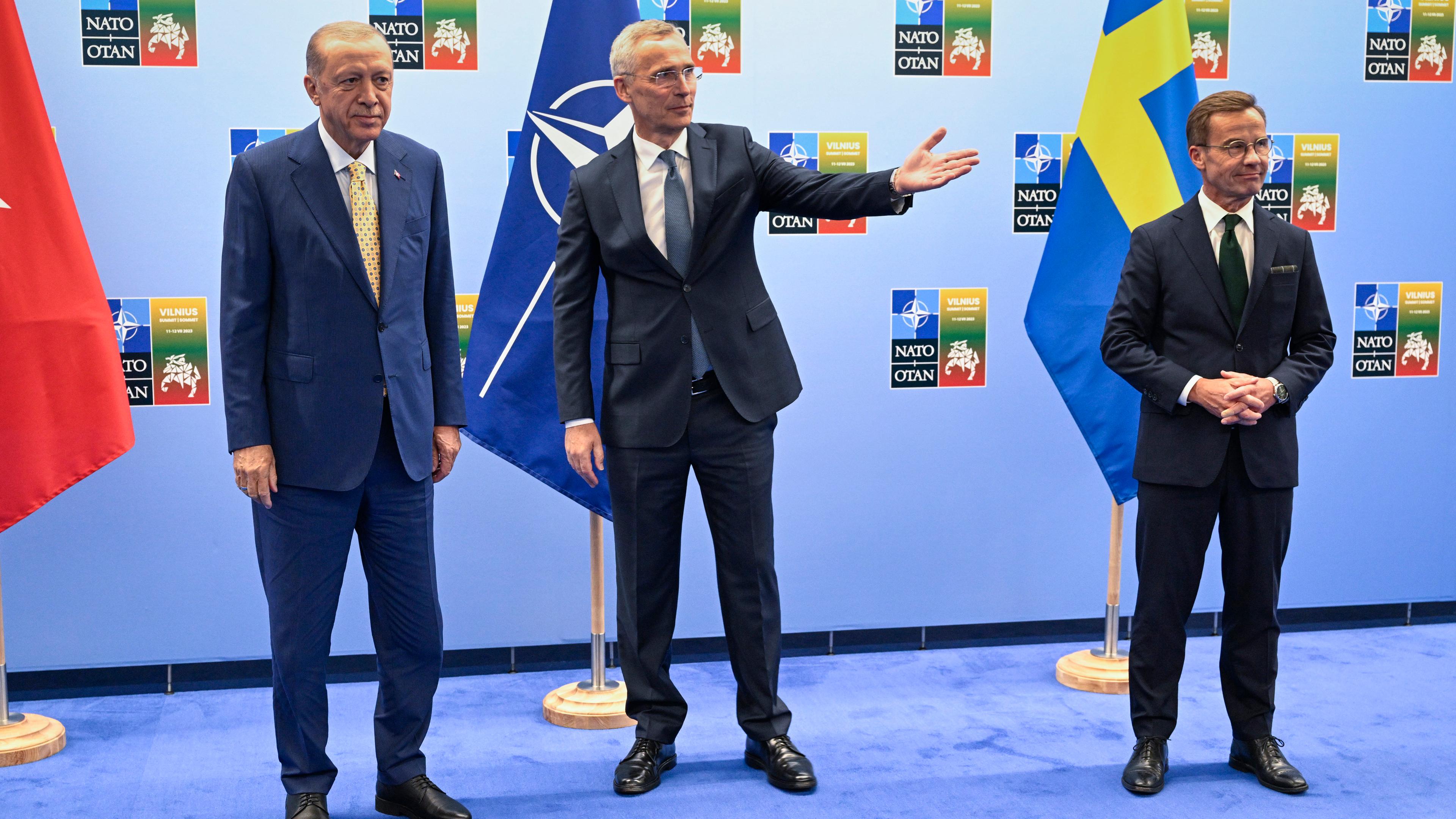 Litauen, Vilnius: Recep Tayyip Erdogan (l), Präsident der Türkei, und Ulf Kristersson (r), Ministerpräsident von Schweden, posieren vor ihrem Treffen mit Jens Stoltenberg (M), Generalsekretär der NATO, im Vorfeld des Nato-Gipfels in Litauen.