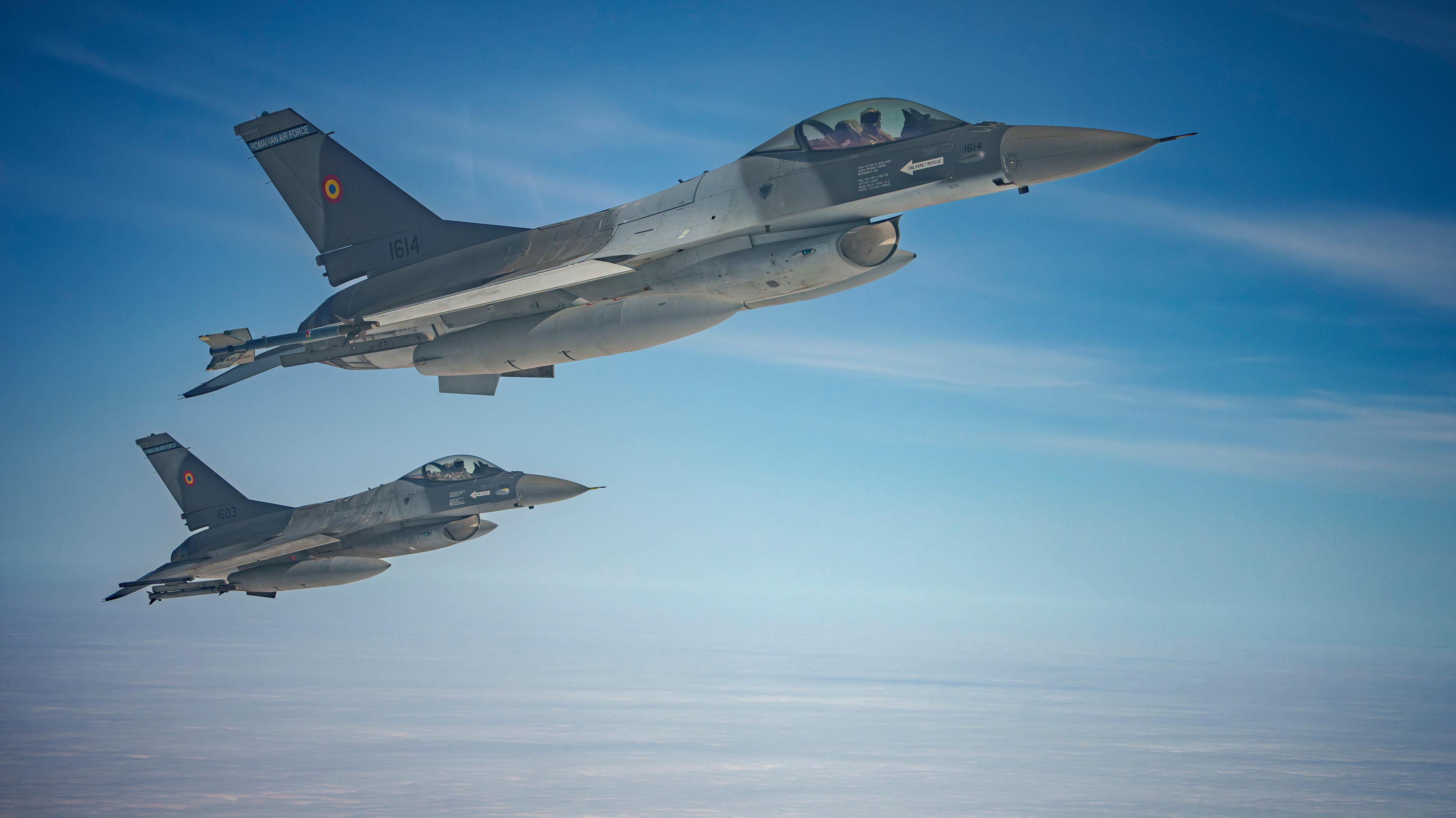 F-16-Kampfjets der rumänischen Luftwaffe eskortieren ein C-27J Spartan-Flugzeug während einer Luftpolizei-Übung über Ostrumänien. 