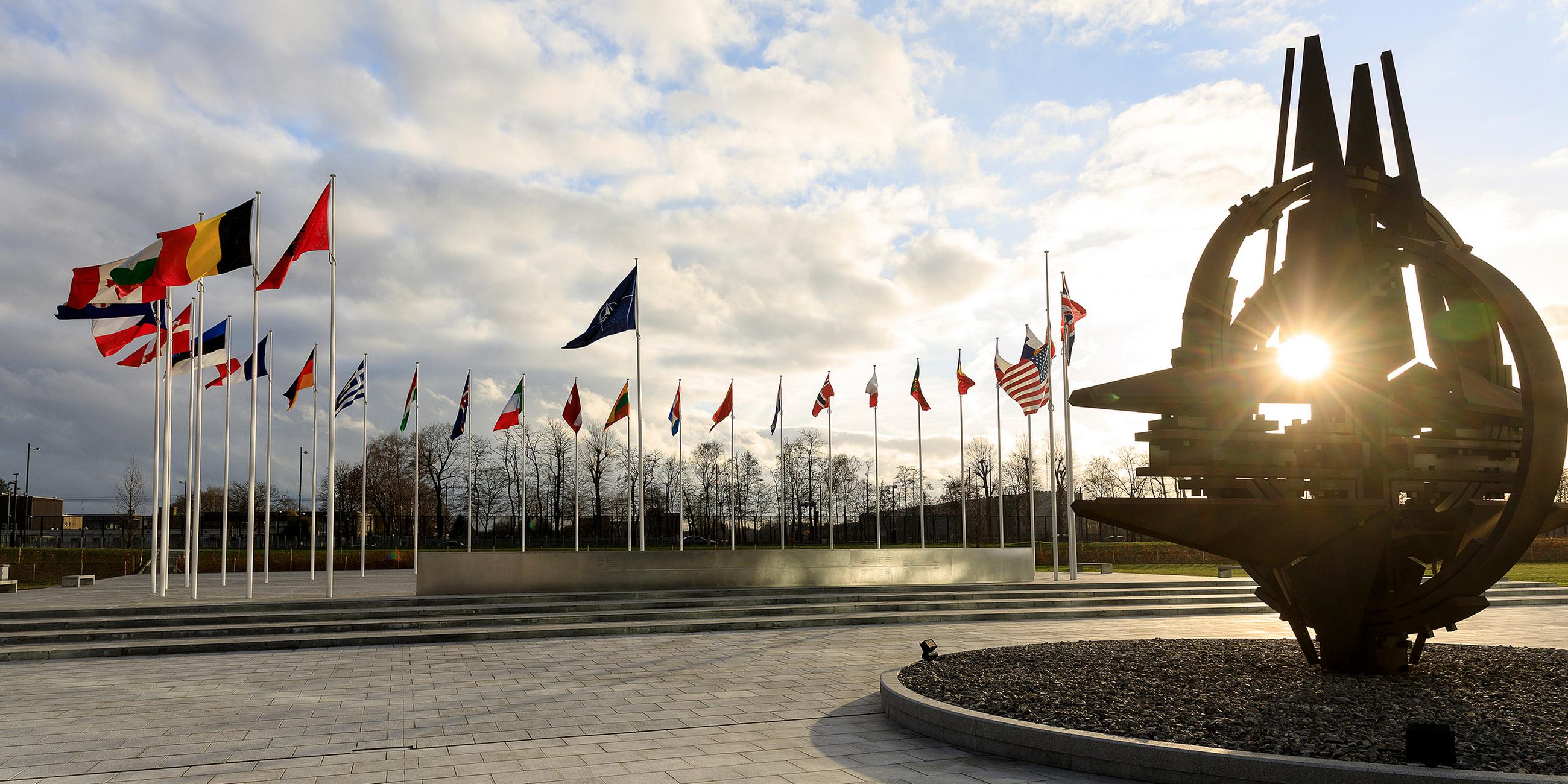 Archiv: Vorplatz des Nato-Hauptquartiers in Brüssel.