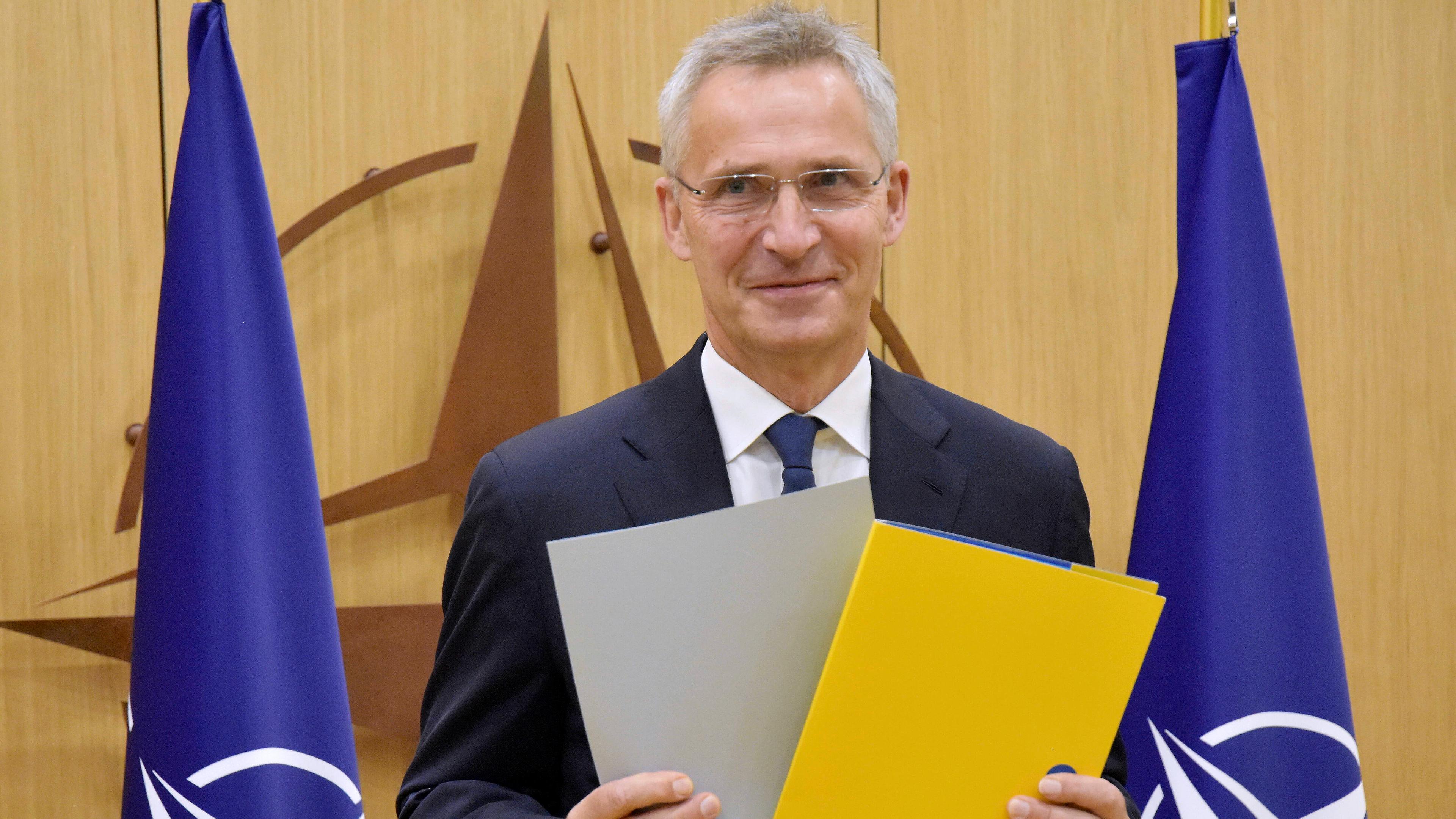 NATO-Generalsekretär Jens Stoltenberg hält im NATO-Hauptquartier die unterzeichneten Beitrittsprotokolle von Schweden und Finnland hoch, aufgenommen am 05.07.2022