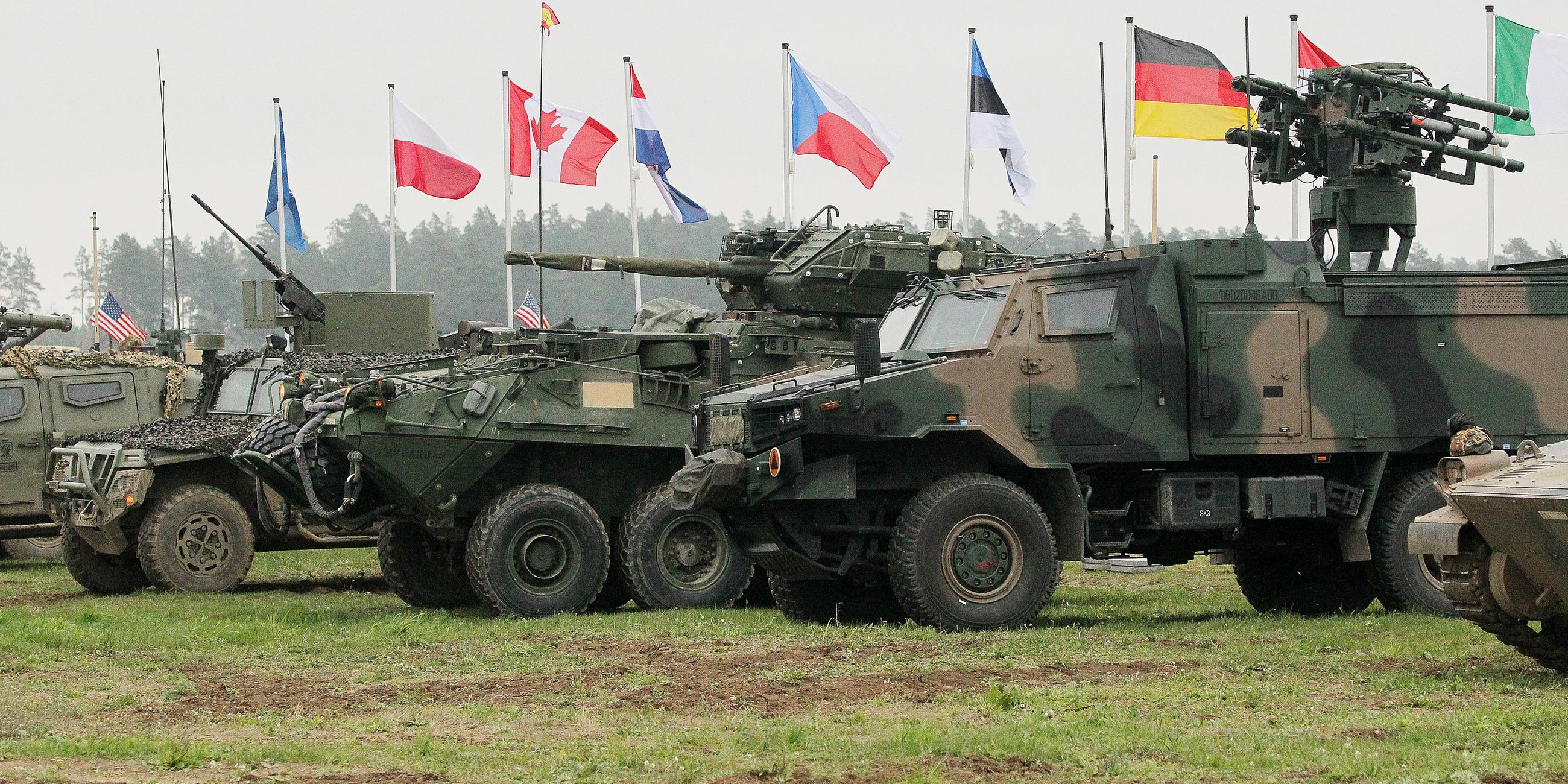 Etwa 5.000 Soldaten der NATO Multinational Division North-East aus 8 Ländern nahmen an Übungen in Land Forces Training Center in Orzysz, Nordpolen, teil 