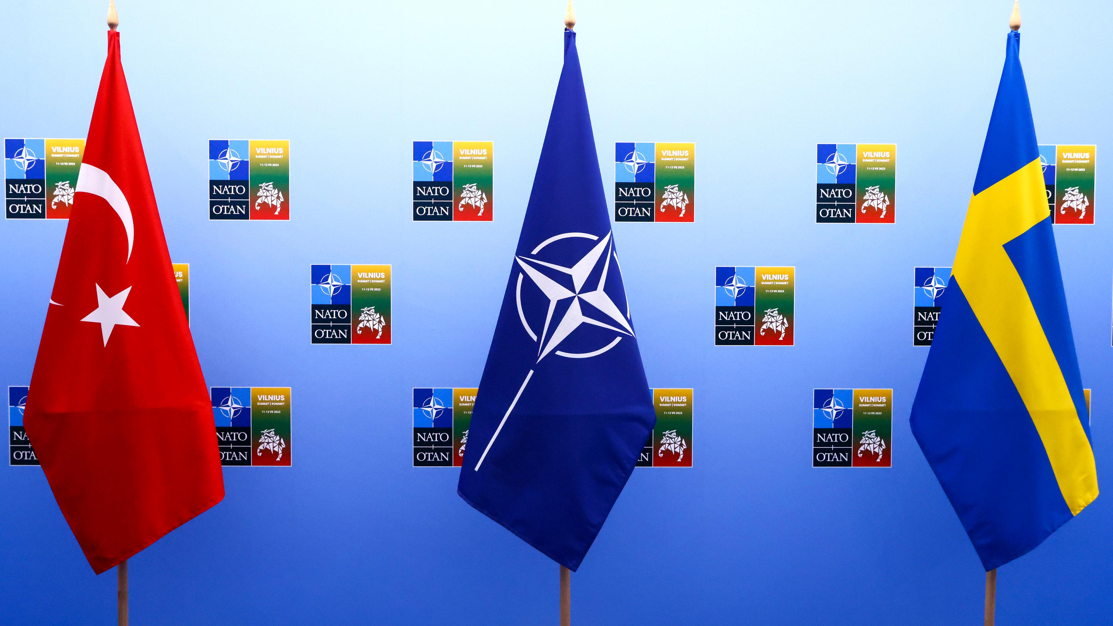 ARCHIV - 10.07.2023, Litauen, Vilnius: Die Fahnen der Türkei (l-r), der NATO und von Schweden stehen zusammen am Veranstaltungsort.