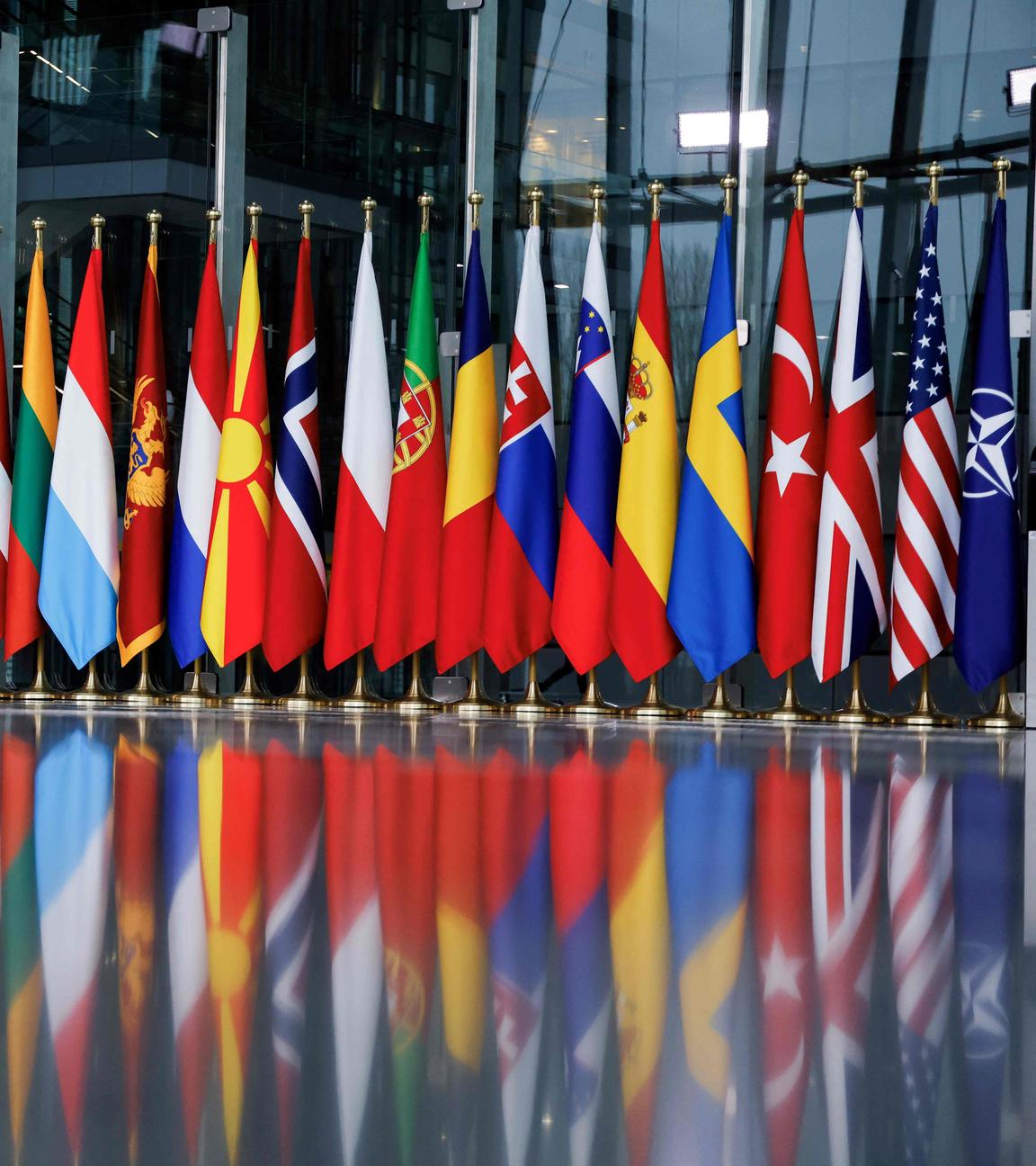 Die Fahnen der 32 Nato-Mitgliedsstaaten stehen im Nato-Hauptquartiert in Brüssel. 