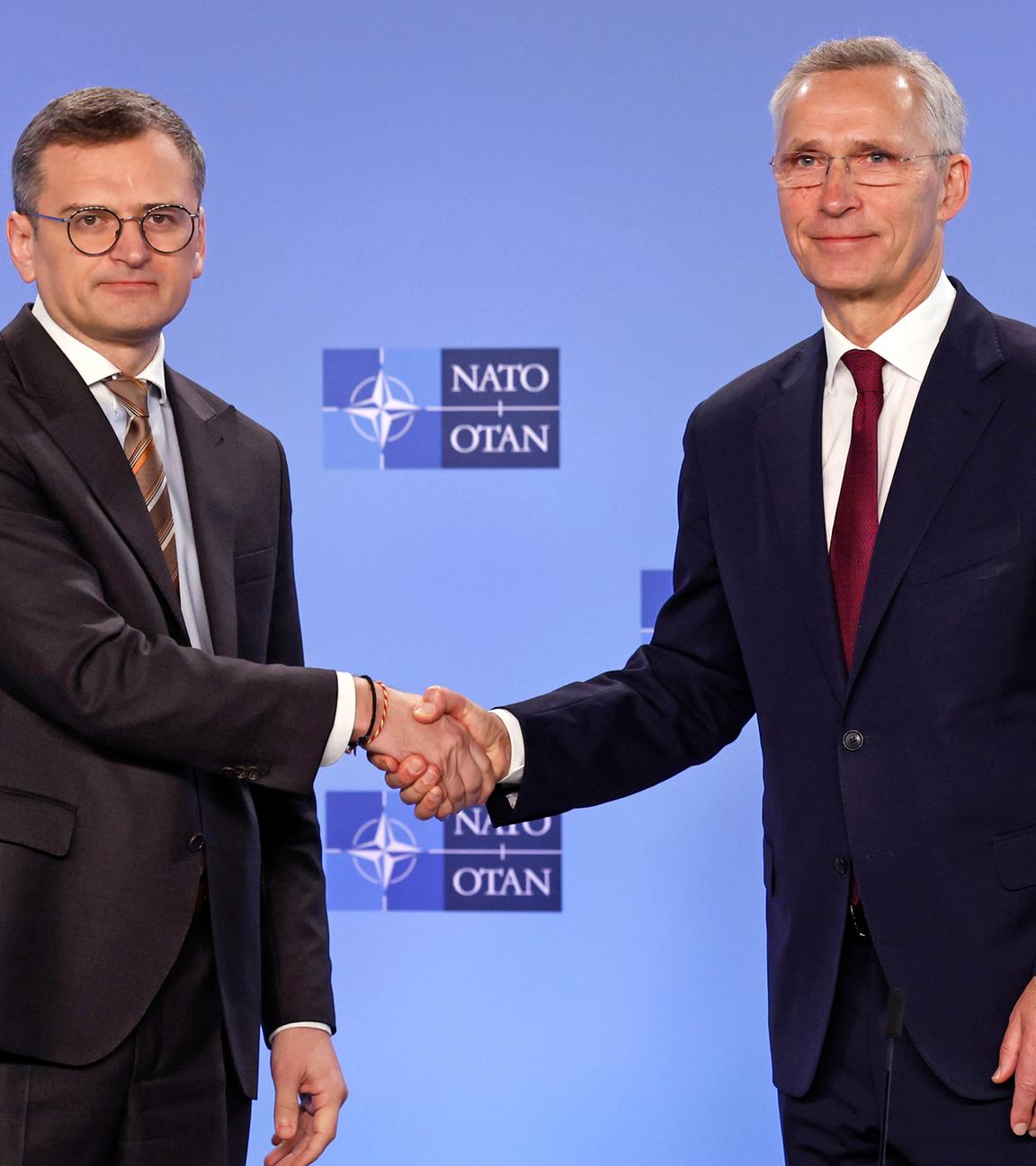 Jens Stoltenberg (r), Generalsekretär der Nato, schüttelt Dmytro Kuleba, Außenminister der Ukraine, vor einer Sitzung des Nato-Ukraine-Rates im Nato-Hauptquartier die Hand