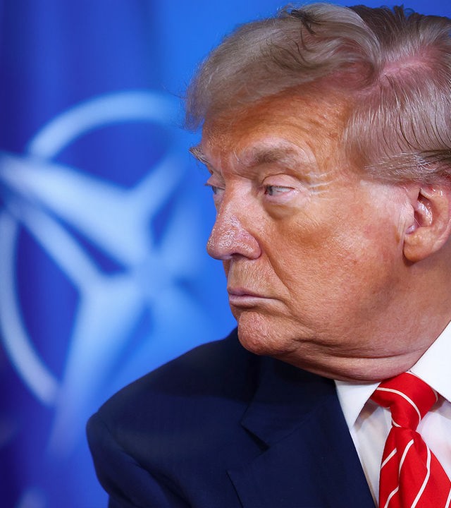 US-Präsident Donald Trump ist vor dem Logo der Nato zu sehen. 