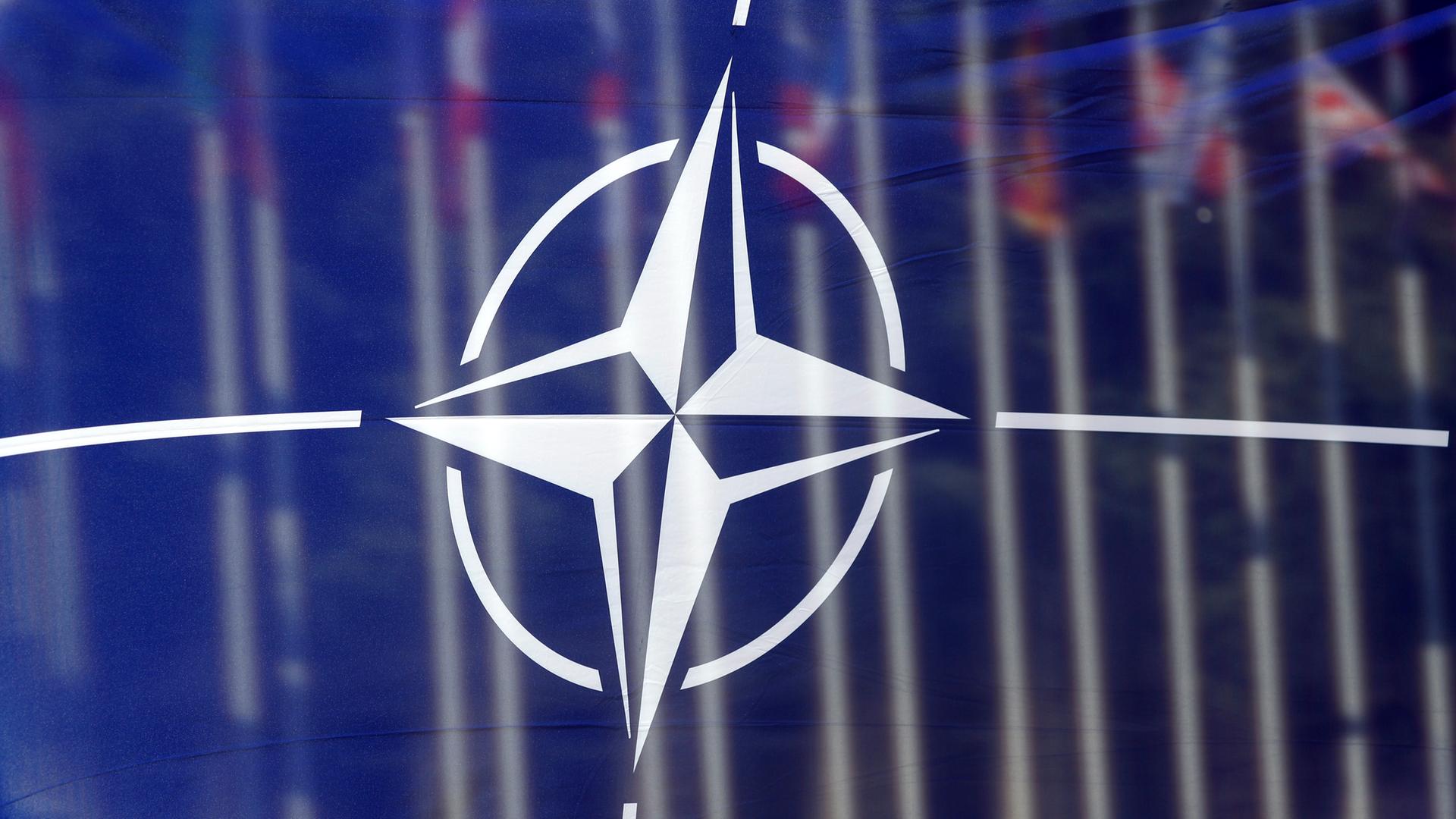 Nato-Flagge weht auf dem Adazi-Militärstützpunkt in Litauen