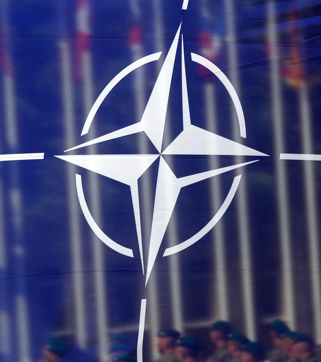 Nato-Flagge weht auf dem Adazi-Militärstützpunkt in Litauen