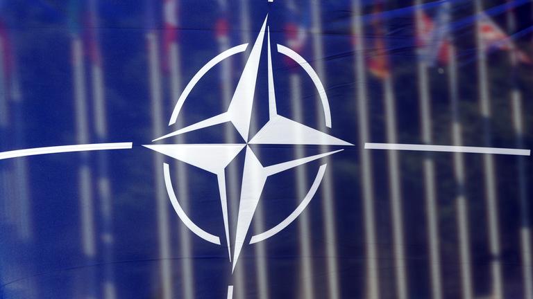 Nato-Flagge weht auf dem Adazi-Militärstützpunkt in Litauen