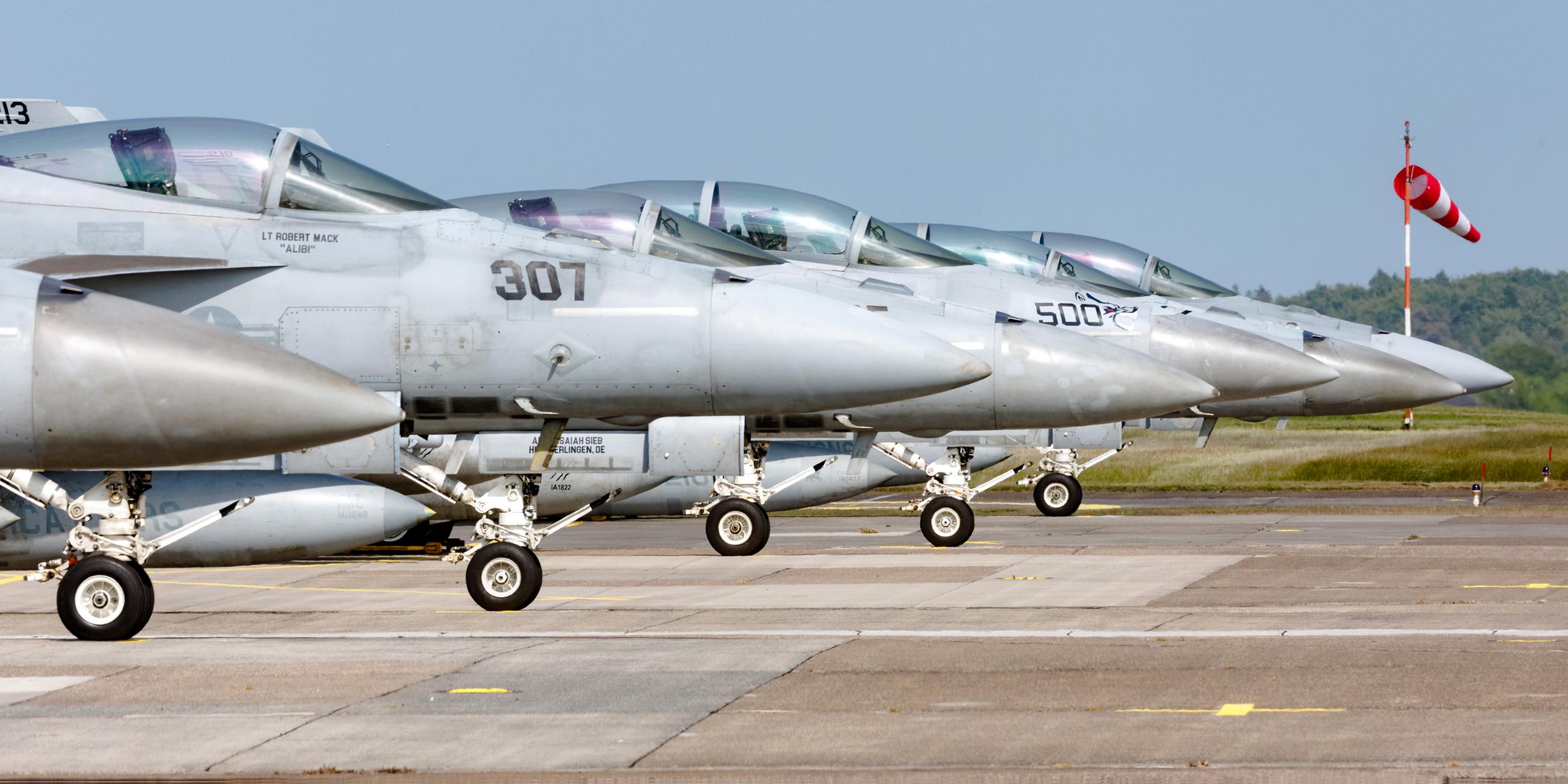Jets vom Typ F18 der US Marine parken auf dem Luftwaffenstützpunkt Hohn
