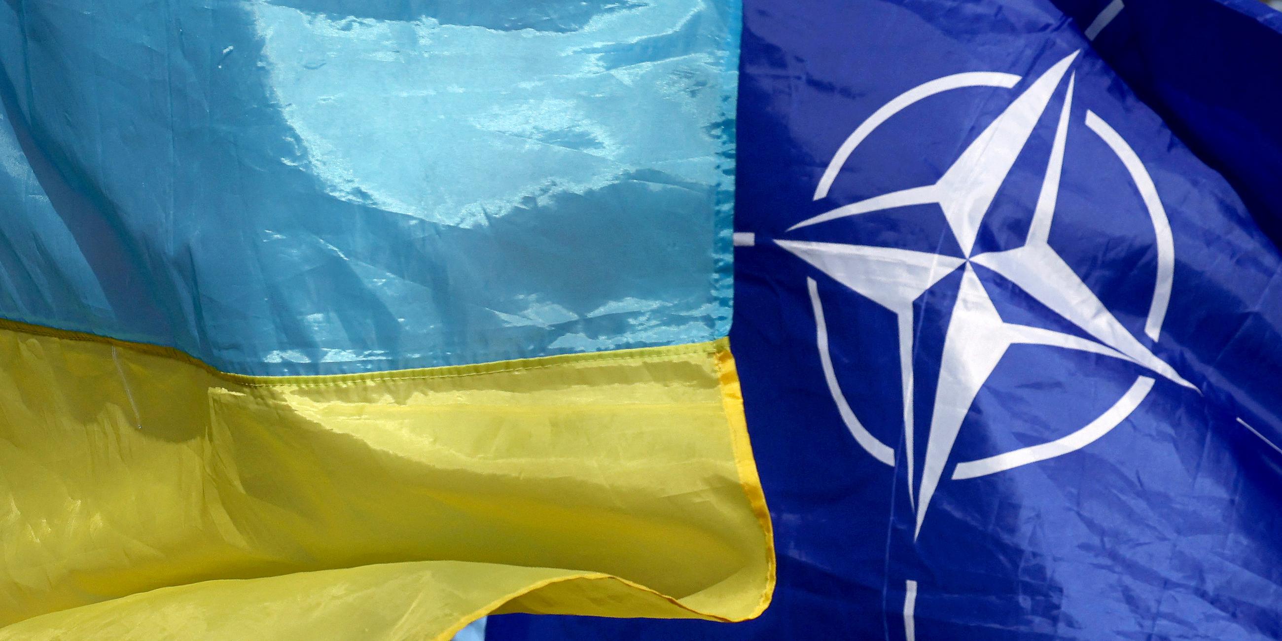 Ukraine- und NATO-Flaggen sind zu sehen