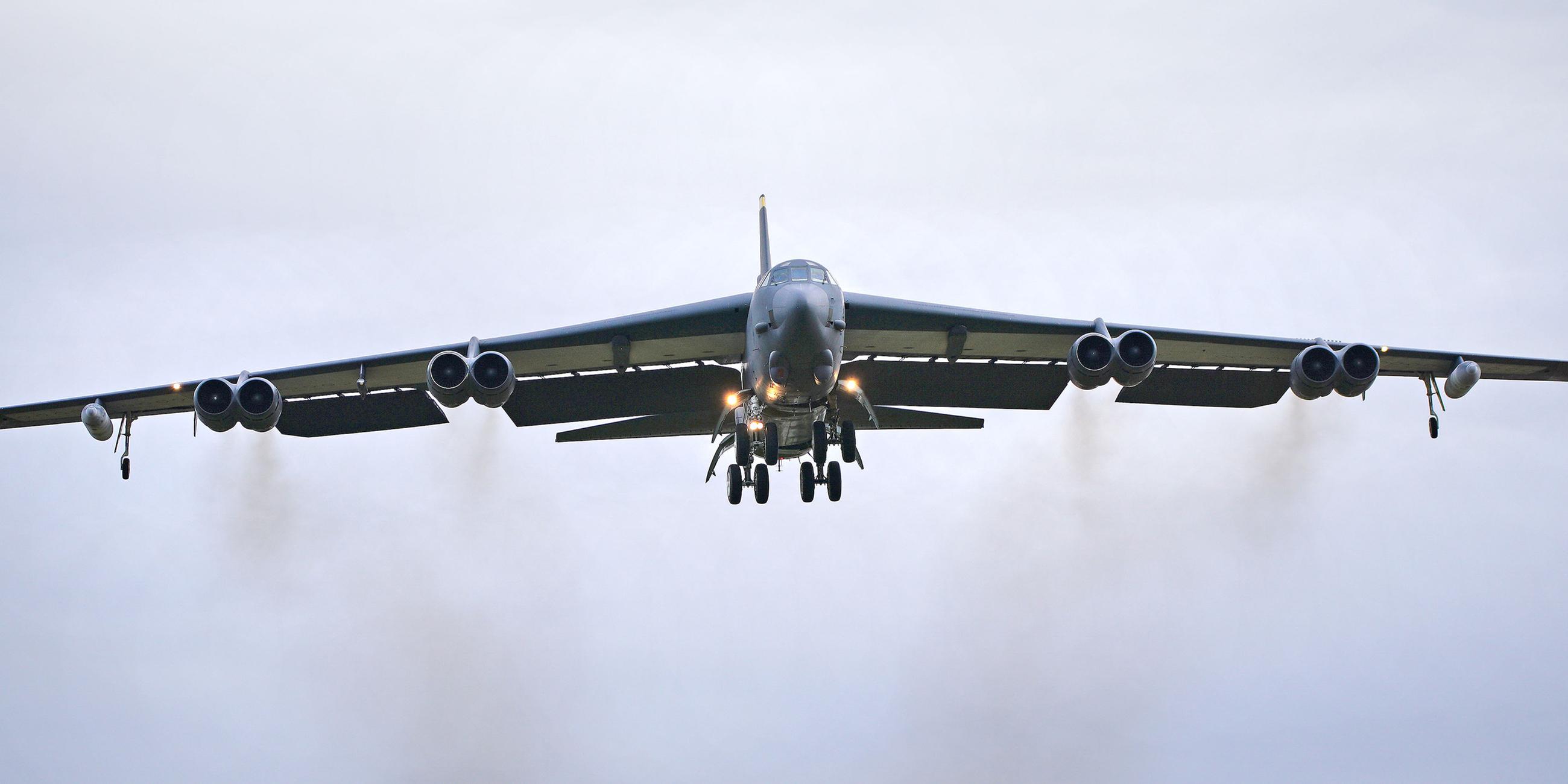Archiv: Ein B52-Bomber der US Air Force landet auf dem Luftwaffenstützpunkt RAF Fairford. (10.02.2022)