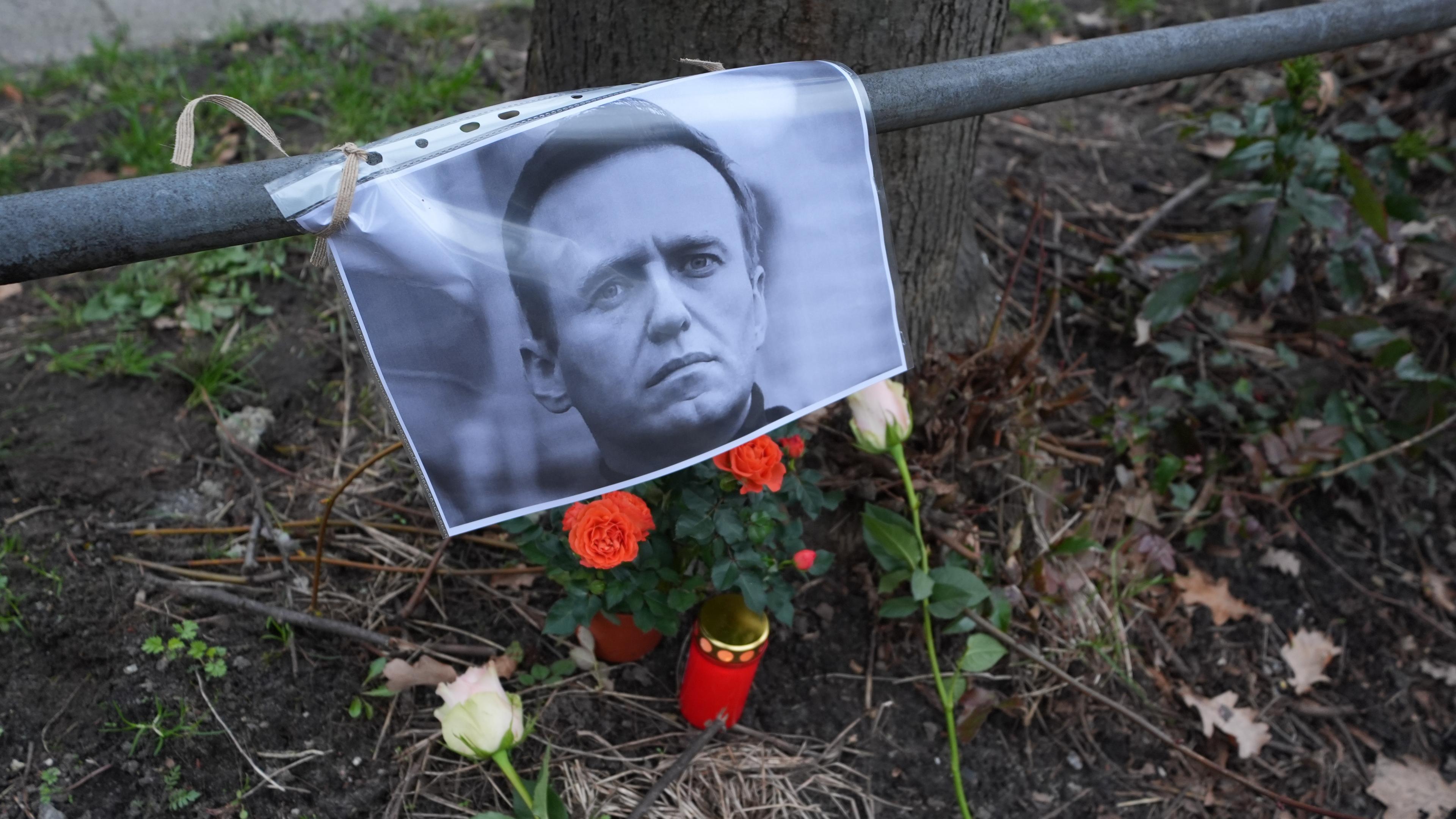 in Foto des toten Kremlgegners Alexej Nawalny hängt an einem Zaun gegenüber des geschlossenen russischen Generalkonsulats in Hambrug