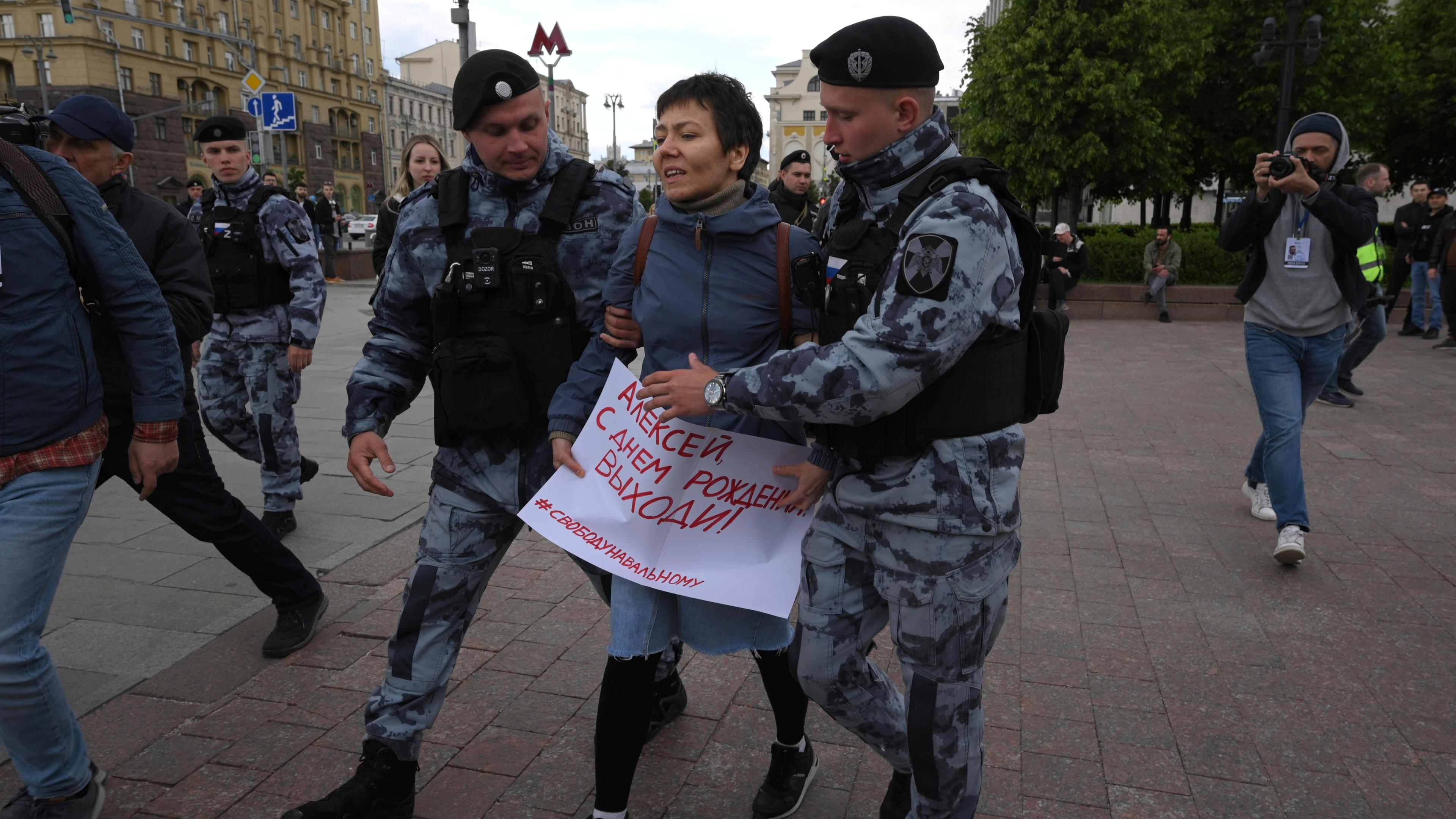 Anlässlich des 47. Geburtstages des inhaftierten Kremlgegners Nawalny haben Menschen in Russland für seine Freilassung demonstriert. 