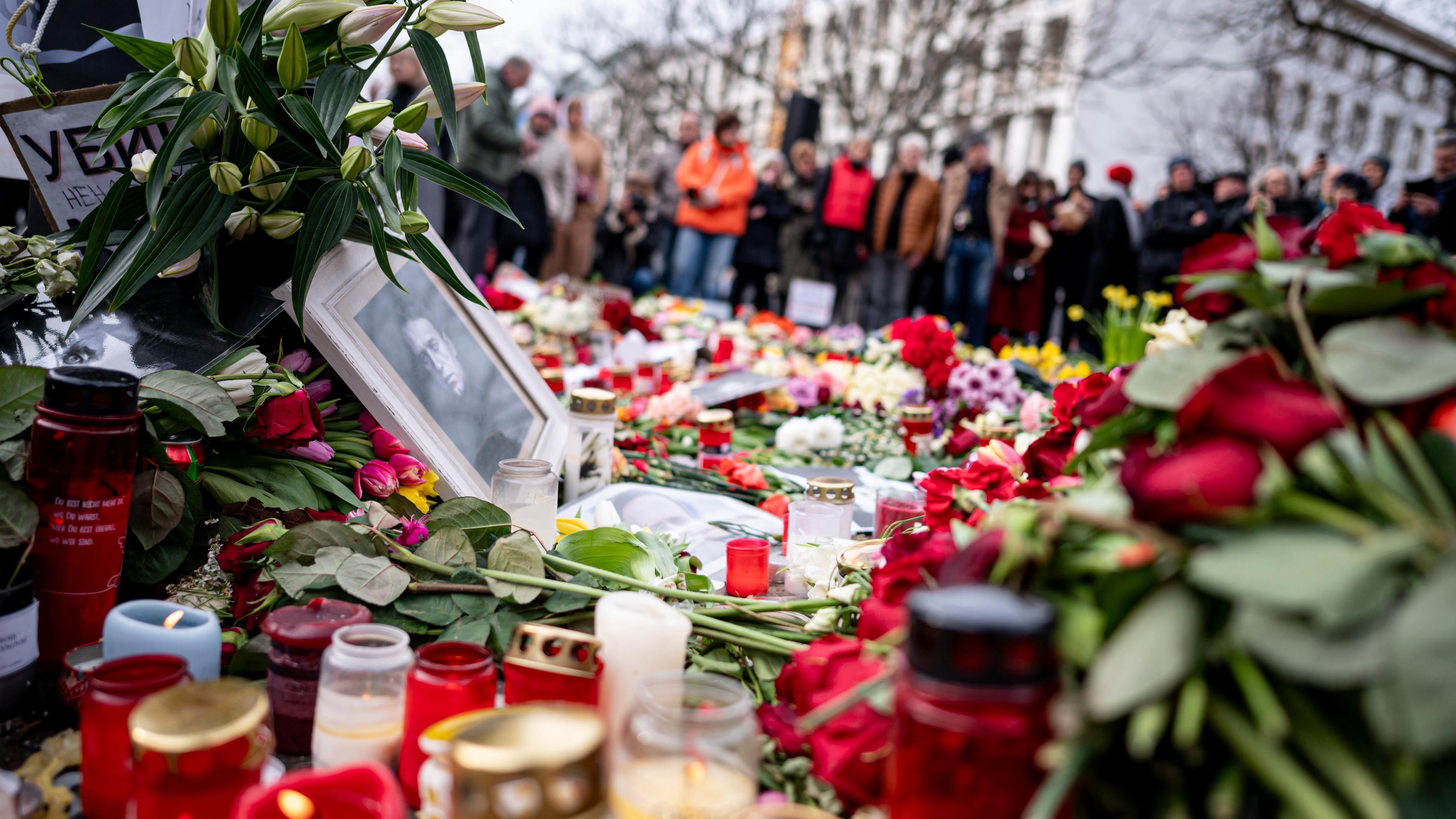Menschen stehen nach dem Tod Nawalnys vor der russischen Botschaft vor Blumen
