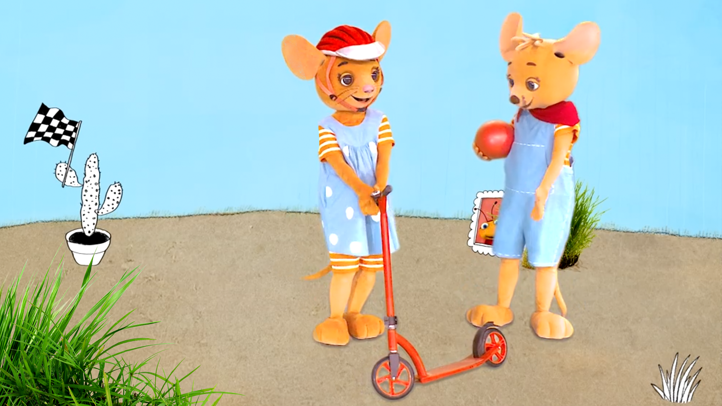 Naya und Jo stehen vor blauem Hintergrund. Naya (links) hat einen roten Roller und trägt einen Schutzhelm. Jo hält einen Ball und zeigt auf den Roller.