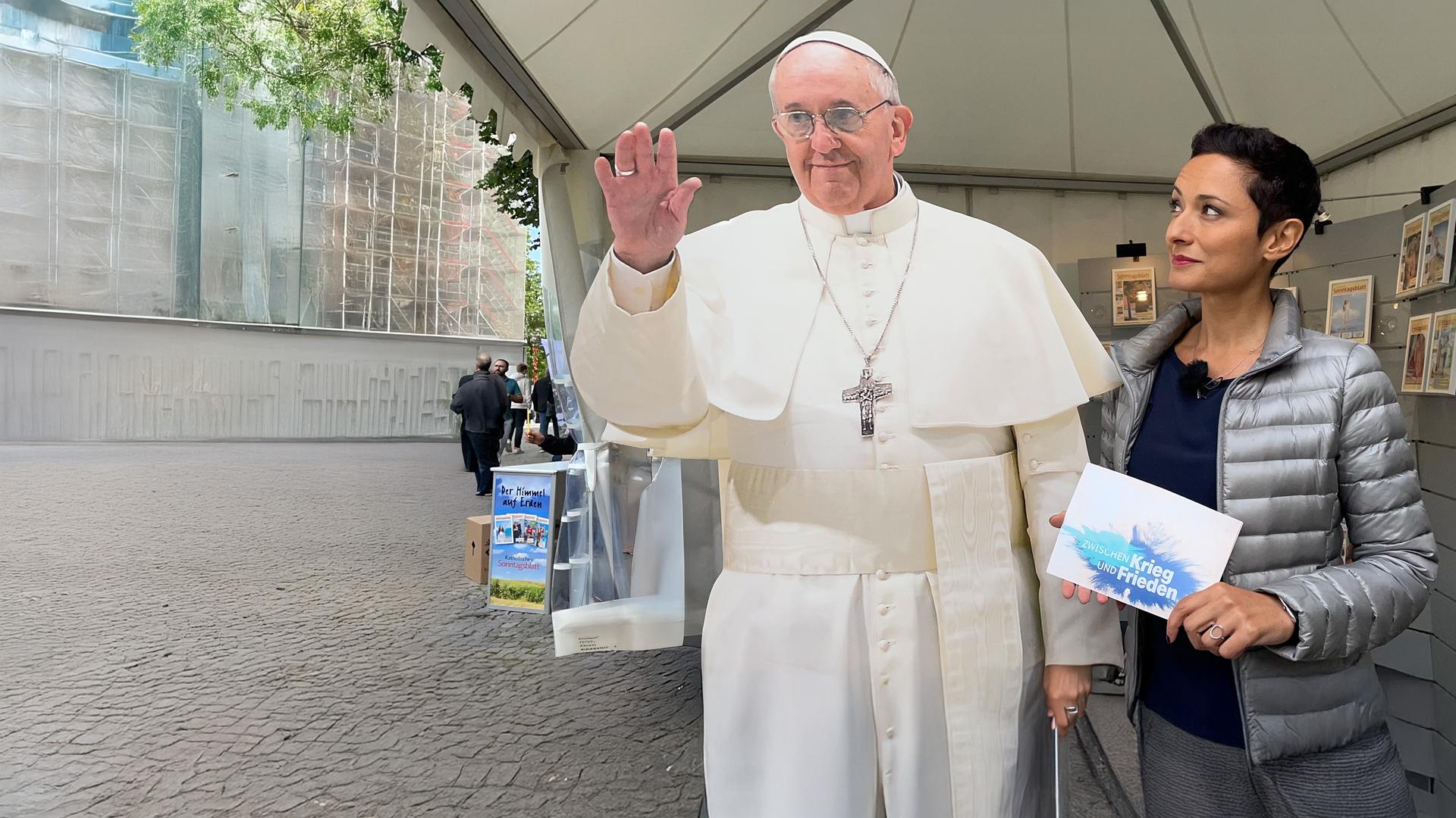 Papp-Bild vom Papst mit Nazan Gökdemir daneben
