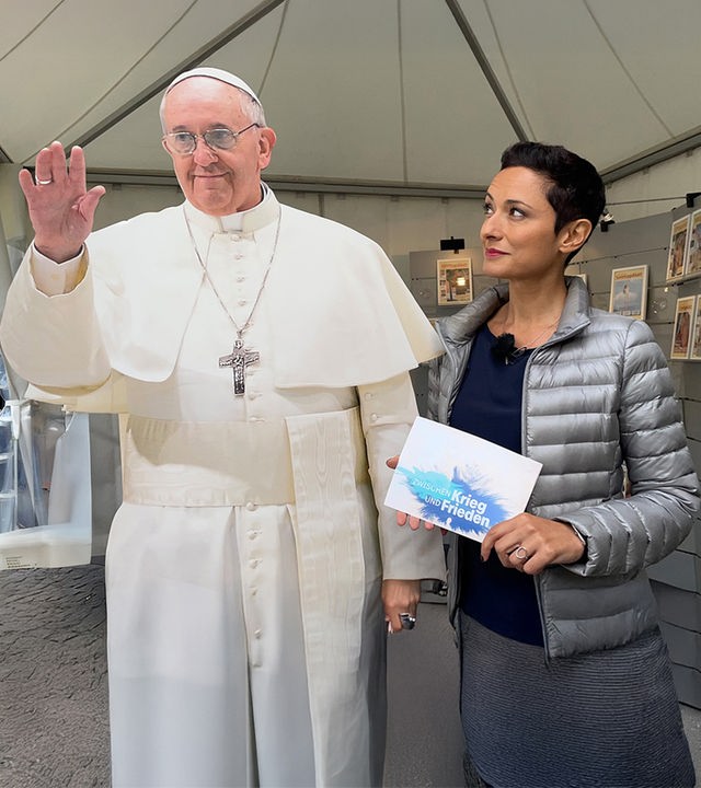 Papp-Bild vom Papst mit Nazan Gökdemir daneben