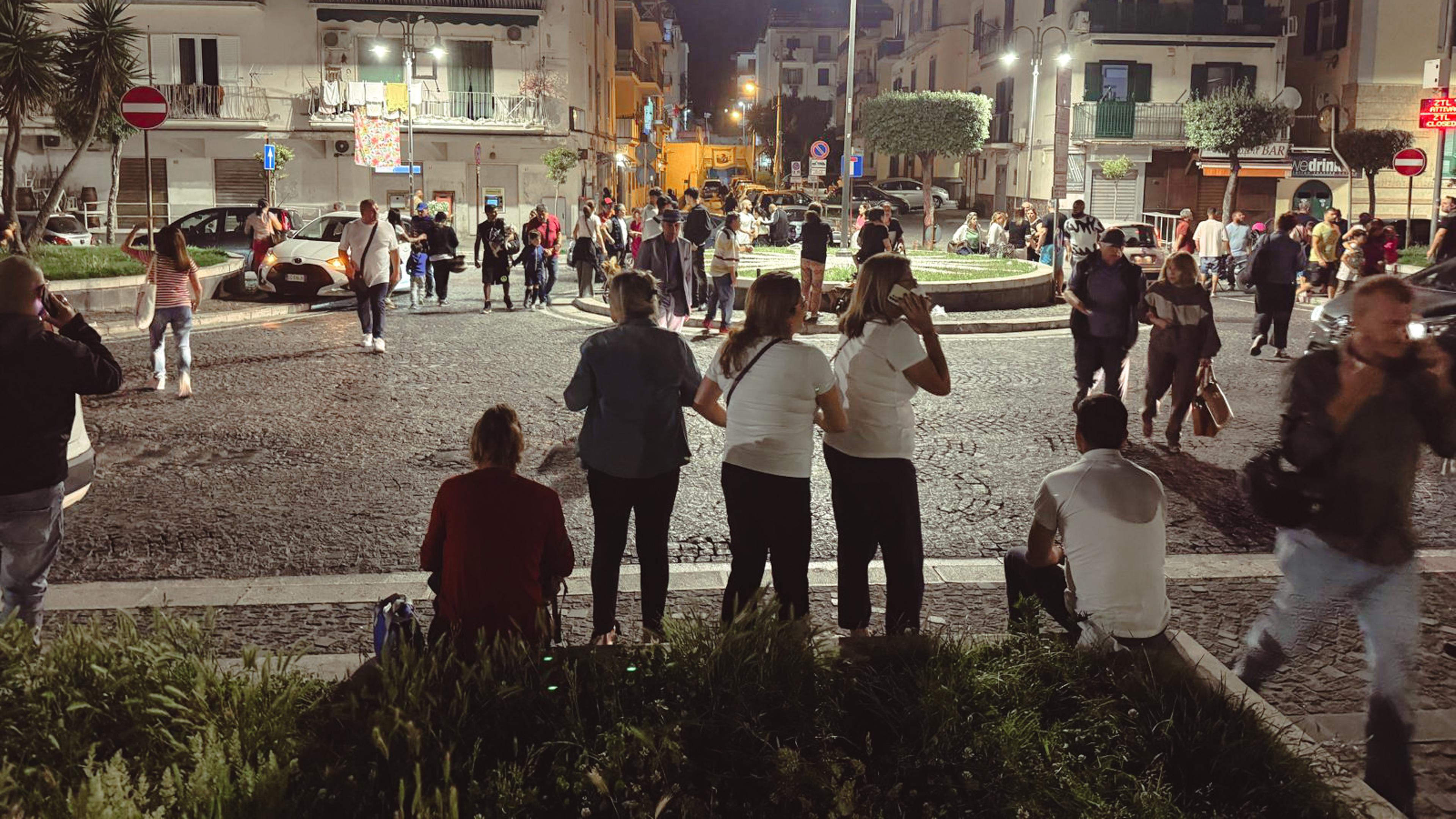 Menschen stehen auf der Straße in Neapel in Angst nach dem Erdbeben. 