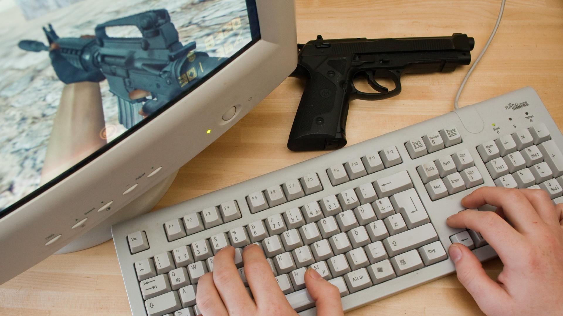 "Killerspiele (2): Der Streit eskaliert": Plastikpistole liegt vor Counterstrike-spieler.