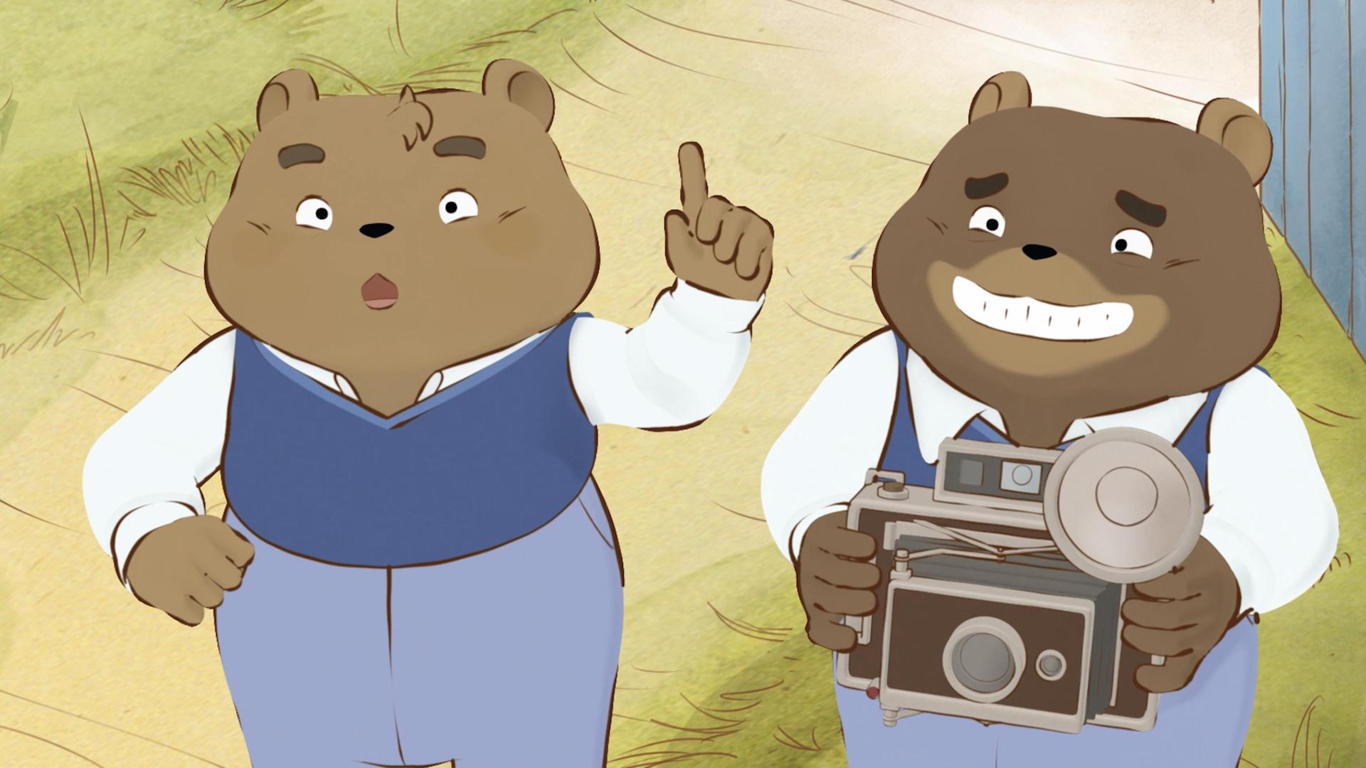 Die Neffen von Madame Tulipe stehen in der Einfahrt am Tor und Victor hat eine Kamera um den Hals. Octave steht mit erhobenem Zeigefinger daneben und scheint etwas zu erklären.