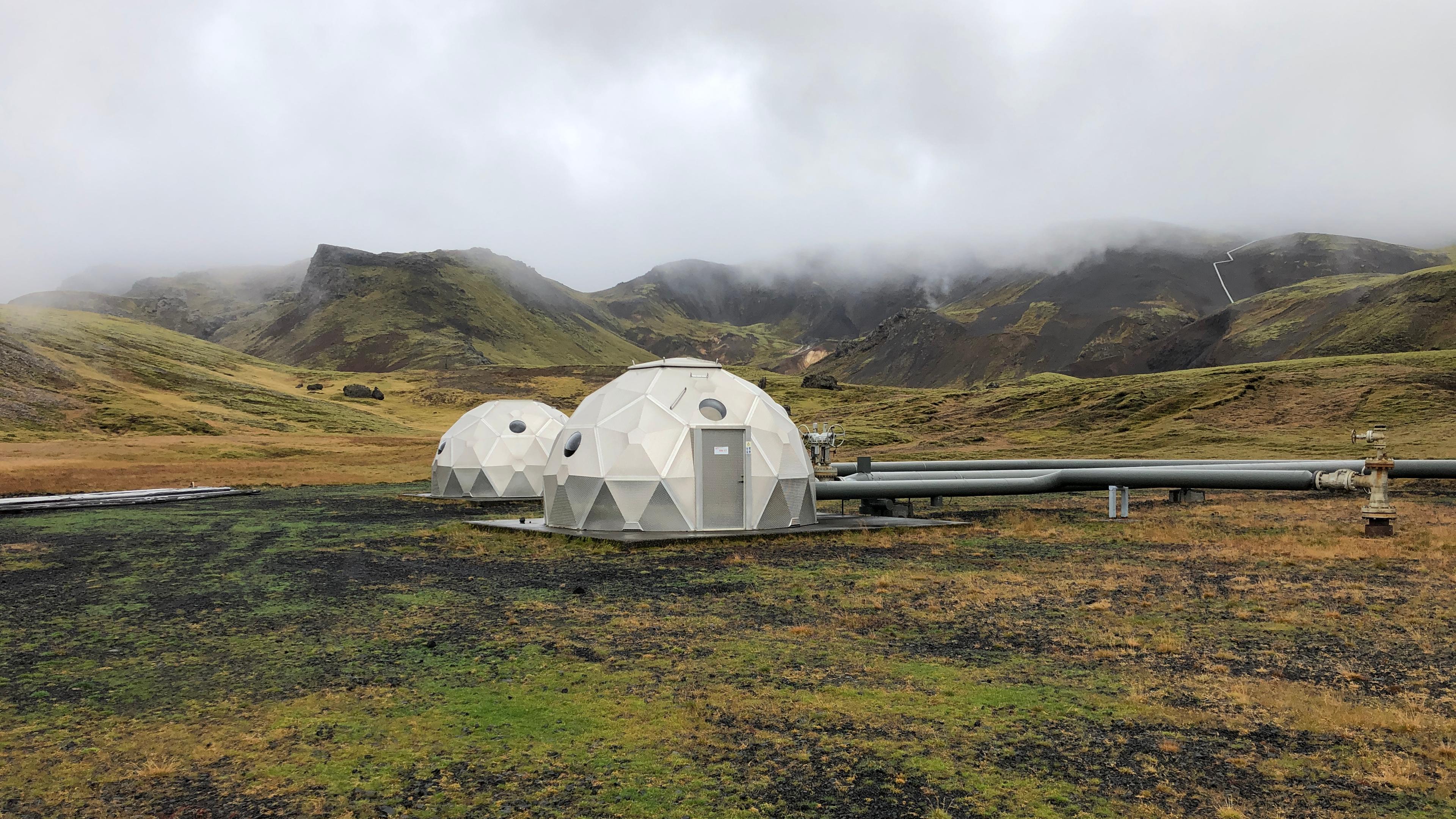 Mit Hilfe dieser Iglus wird CO2 im Boden Islands dauerhaft gespeichert