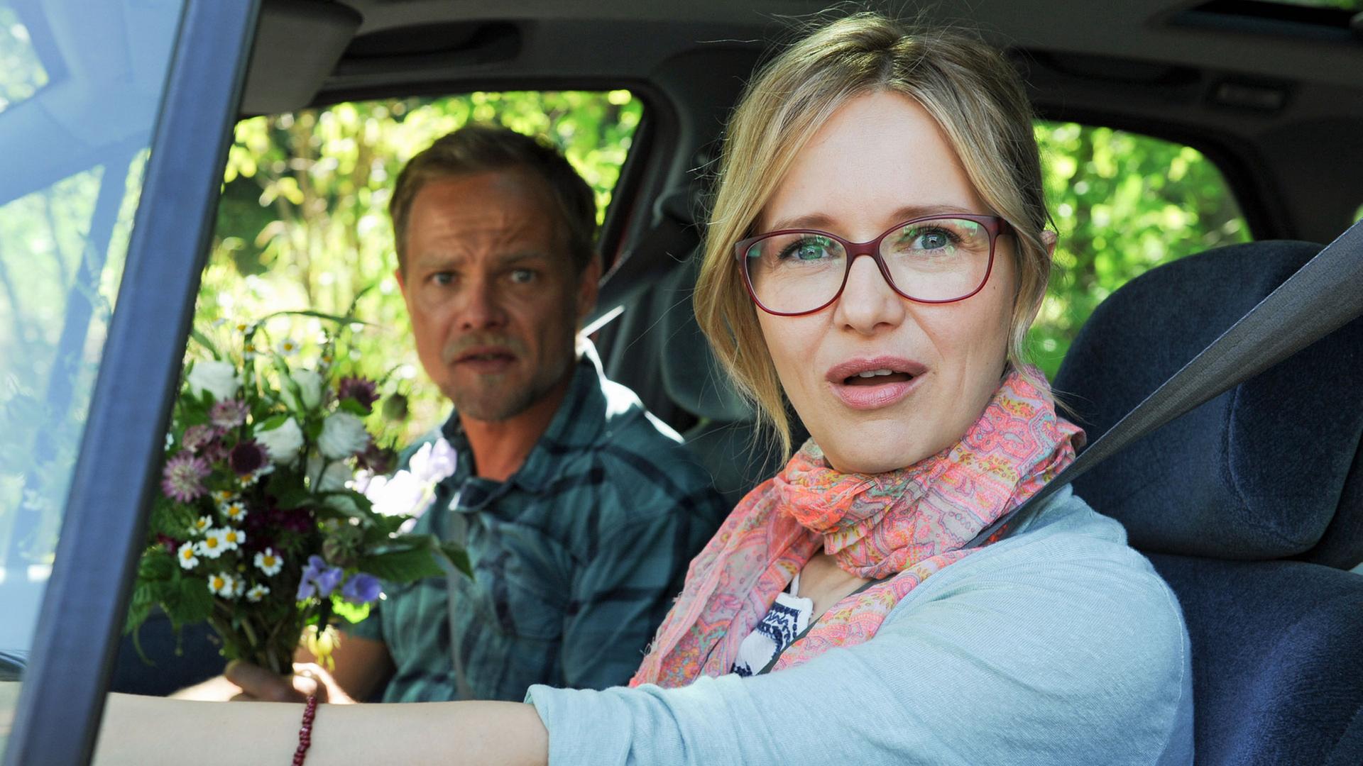 "Neid ist auch keine Lösung": Marie und Markus Baumgartner (Stefanie Stappenbeck, Matthias Koeberlin) sitzen im Auto und sind gerade vor dem Haus von Maries bester Freundin angekommen. Mit offenem Mund bestaunen sie das Anwesen. Damit hatten sie nicht gerechnet.