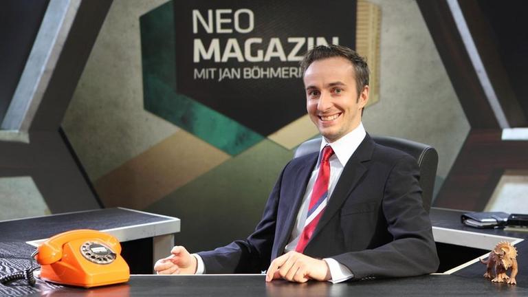 Jan Böhmermann im "NEO MAGAZIN"-Studio