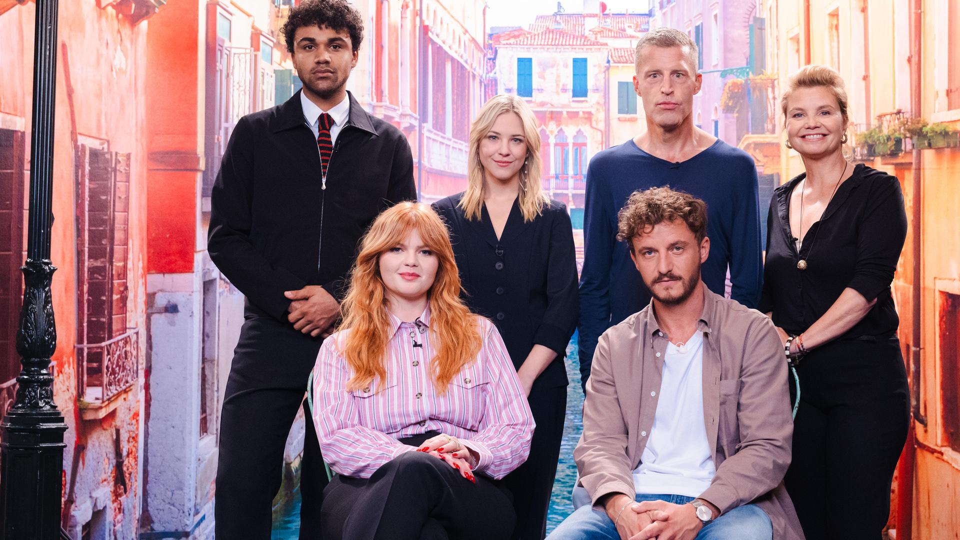 Gruppenfoto mit Sophie Passmann, Tommi Schmitt, Langston Uibel, Diana zur Löwen, Benjamin von Stuckrad-Barre und Anette Frier vor einem italienischen Hintergrund.