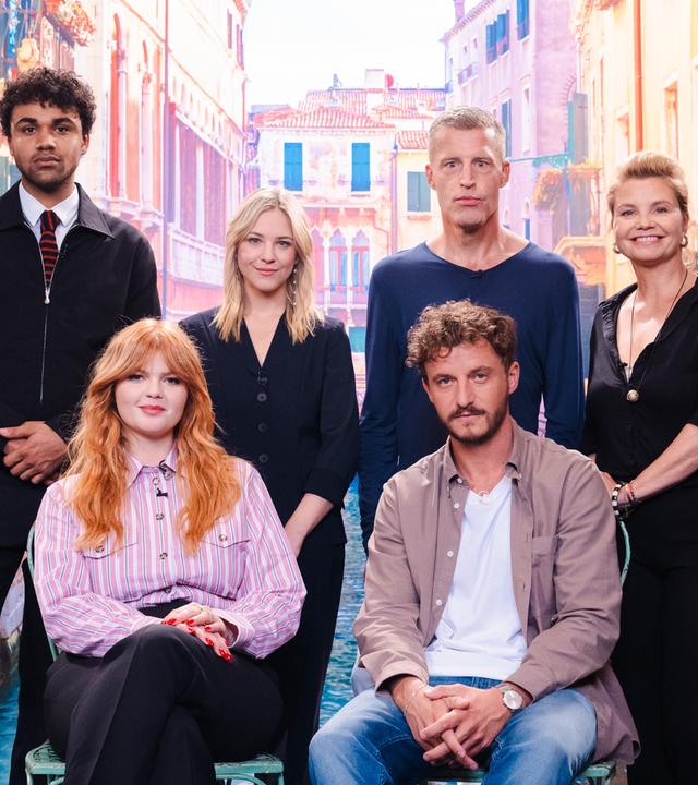 Gruppenfoto mit Sophie Passmann, Tommi Schmitt, Langston Uibel, Diana zur Löwen, Benjamin von Stuckrad-Barre und Anette Frier vor einem italienischen Hintergrund.