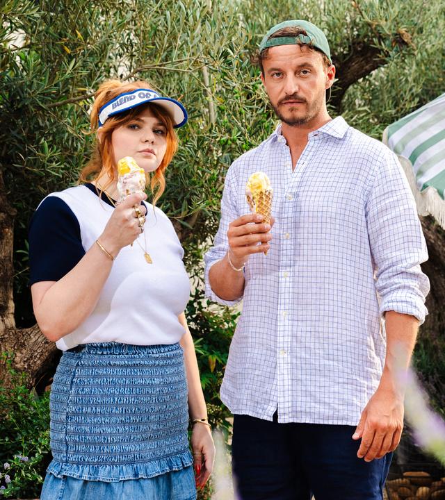 Sophie Passmann und Tommi Schmitt stehen in einer italienischen Kulisse und essen Eis