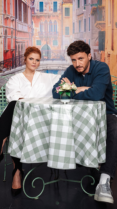 Sophie Passmann, Ross Antony, Katja Burkard, Jannis Niewöhner und Tommi Schmitt vor italienischem Hintergrund.