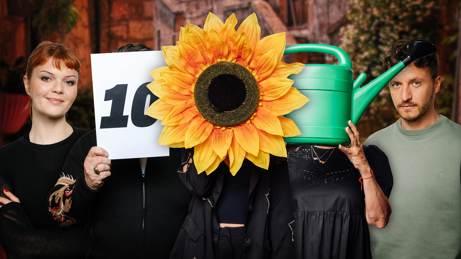 Zwischen Sophie Passmann (l.) und Tommi Schmitt (r.) stehen ihre Gäste, die ihre Gesichter mit verschiedenen Gegenständen verdecken. 