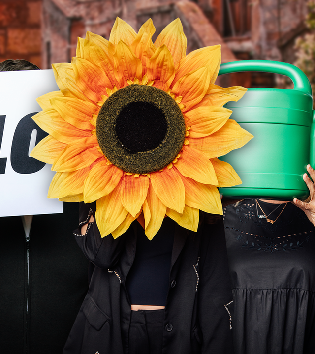 Zwischen Sophie Passmann (l.) und Tommi Schmitt (r.) stehen ihre Gäste, die ihre Gesichter mit verschiedenen Gegenständen verdecken. 