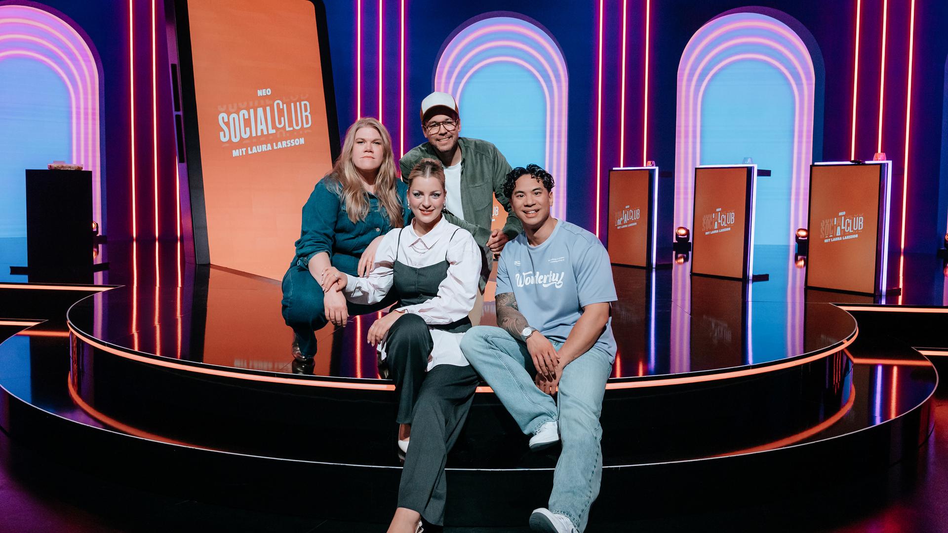 Von links: Gisa Flake, Laura Larsson, Jan van Weyde und Tutty Tran posieren gemeinsam im Studio der ZDFneo-Gameshow "Neo Social Club". 