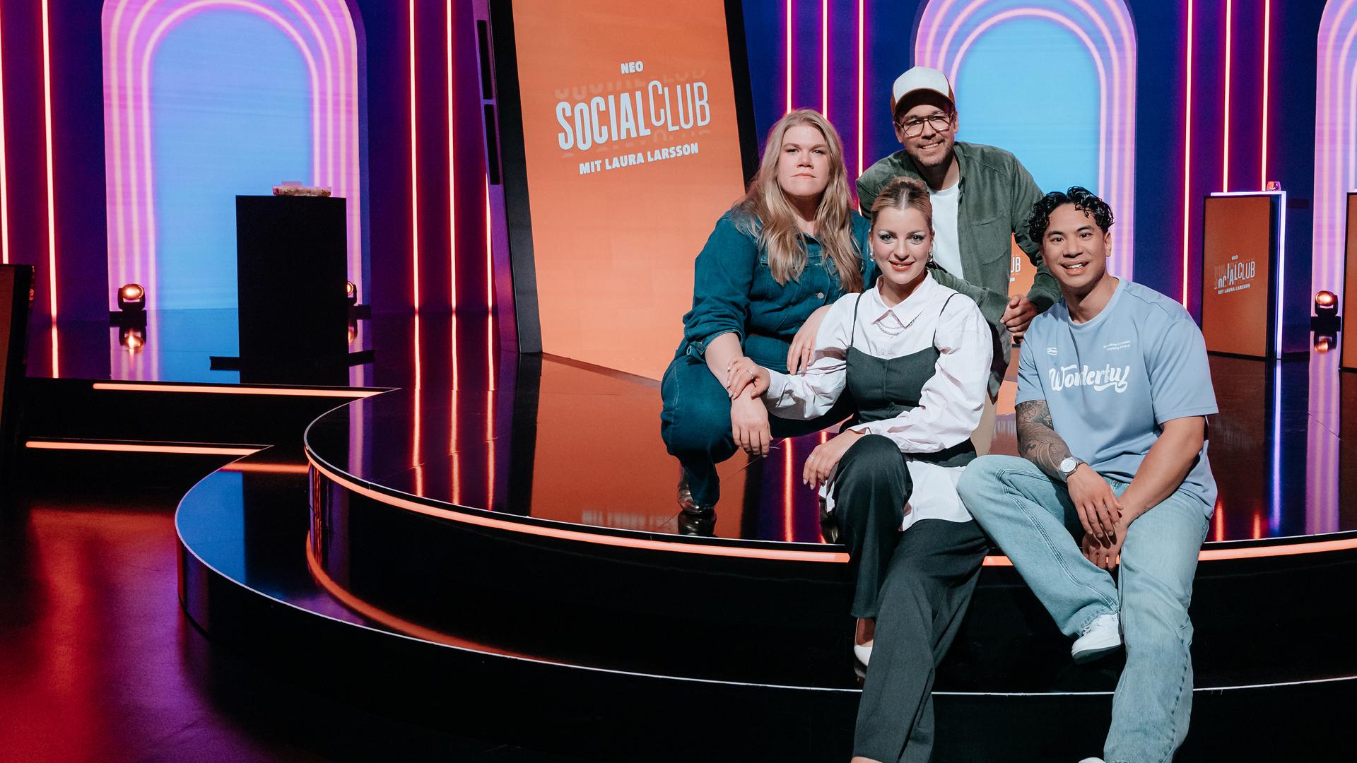 Von links: Gisa Flake, Laura Larsson, Jan van Weyde und Tutty Tran posieren gemeinsam im Studio der ZDFneo-Gameshow "Neo Social Club". 